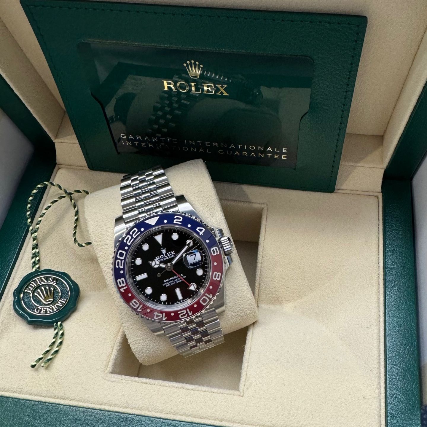 Rolex GMT-Master II 126710BLRO (2024) - Black dial 40 mm Steel case (2/6)