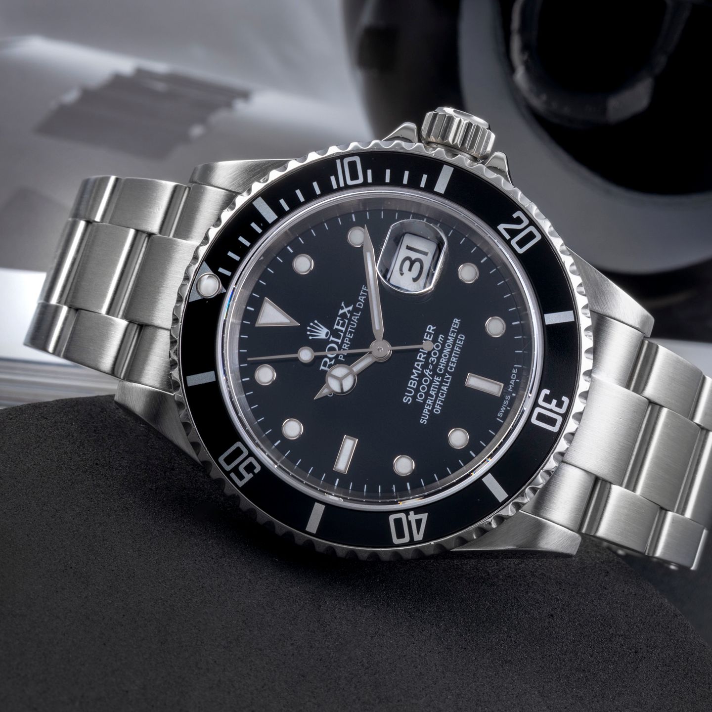 Rolex Submariner Date 16610T (Unknown (random serial)) - Black dial 40 mm Steel case (2/8)