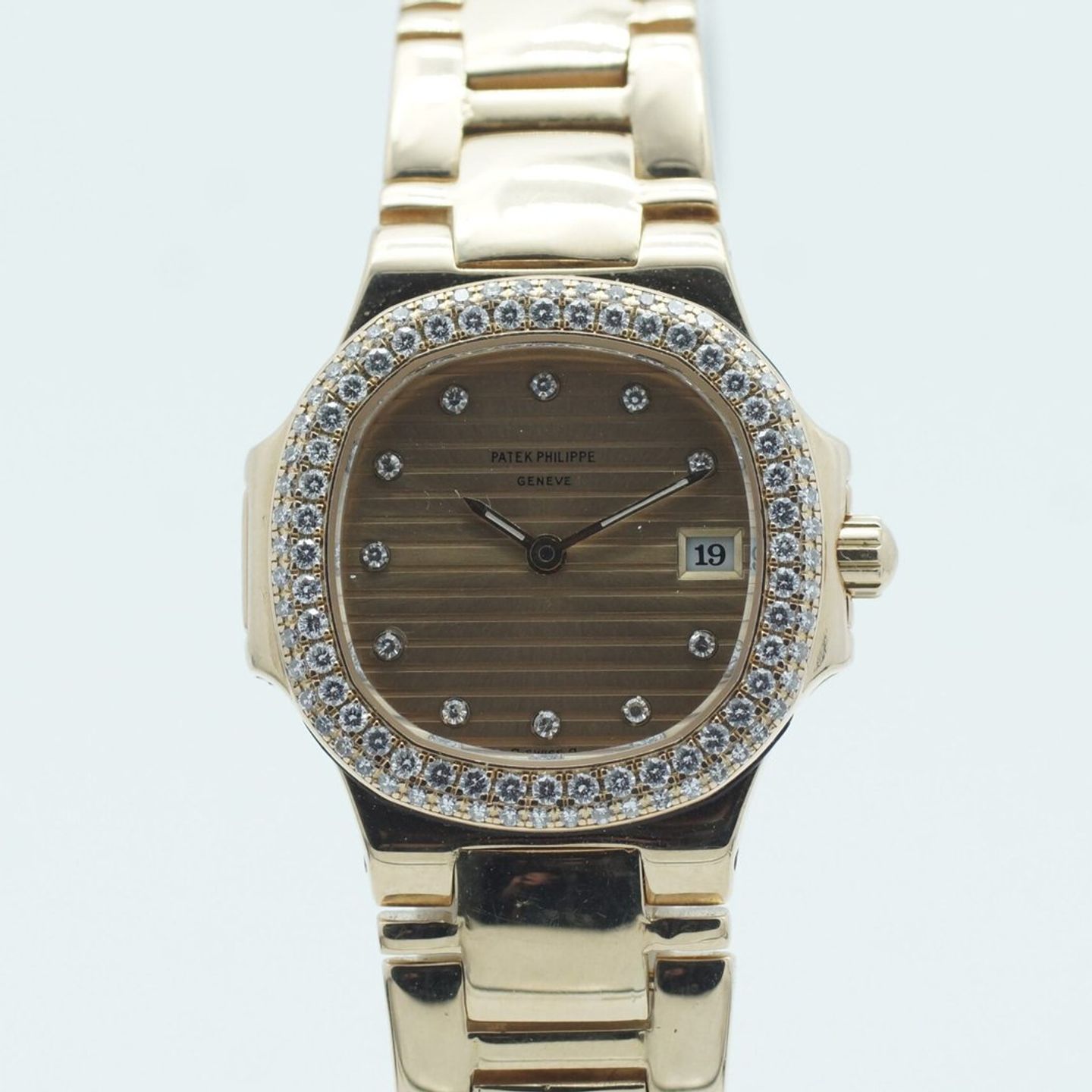 Patek Philippe Nautilus 4700/54 (1991) - Champagne dial 27 mm Yellow Gold case (2/8)