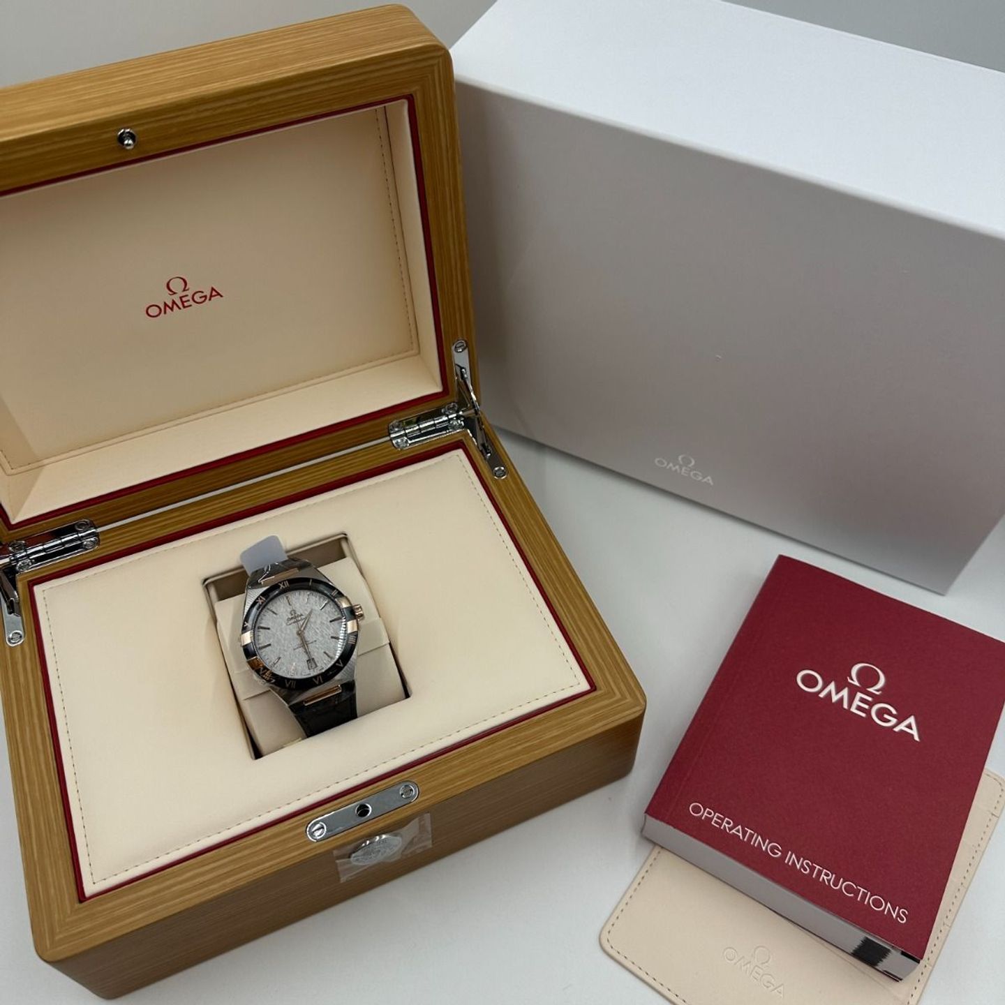 Omega Constellation 131.23.41.21.06.001 (2024) - Grey dial 41 mm Steel case (2/8)