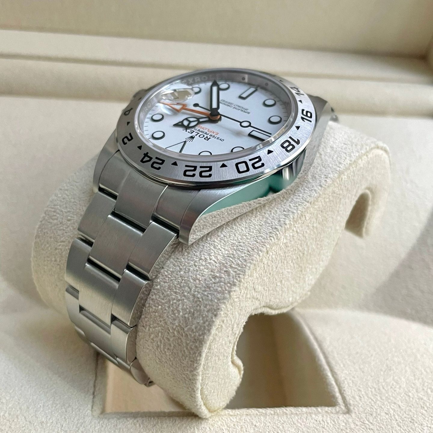 Rolex Explorer II 226570 (2024) - White dial 42 mm Steel case (6/8)