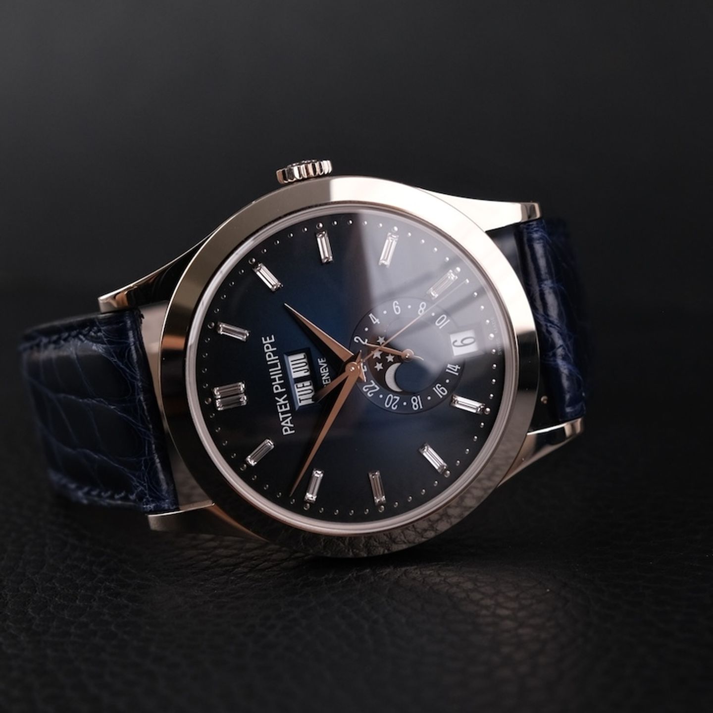 Patek Philippe Annual Calendar 5396G-017 (2024) - Blue dial 39 mm White Gold case (3/8)