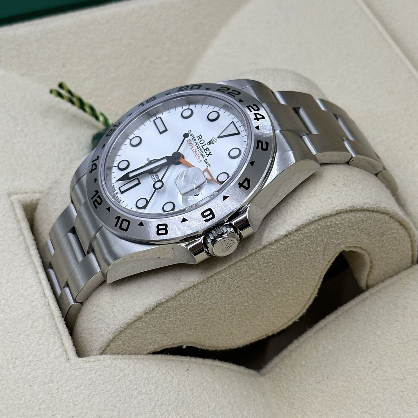 Rolex Explorer II 226570 (Unknown (random serial)) - White dial 42 mm Steel case (3/8)