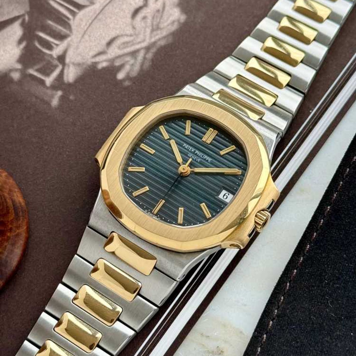 Patek Philippe Nautilus 3800 (Onbekend (willekeurig serienummer)) - Blauw wijzerplaat 37mm Goud/Staal (3/8)