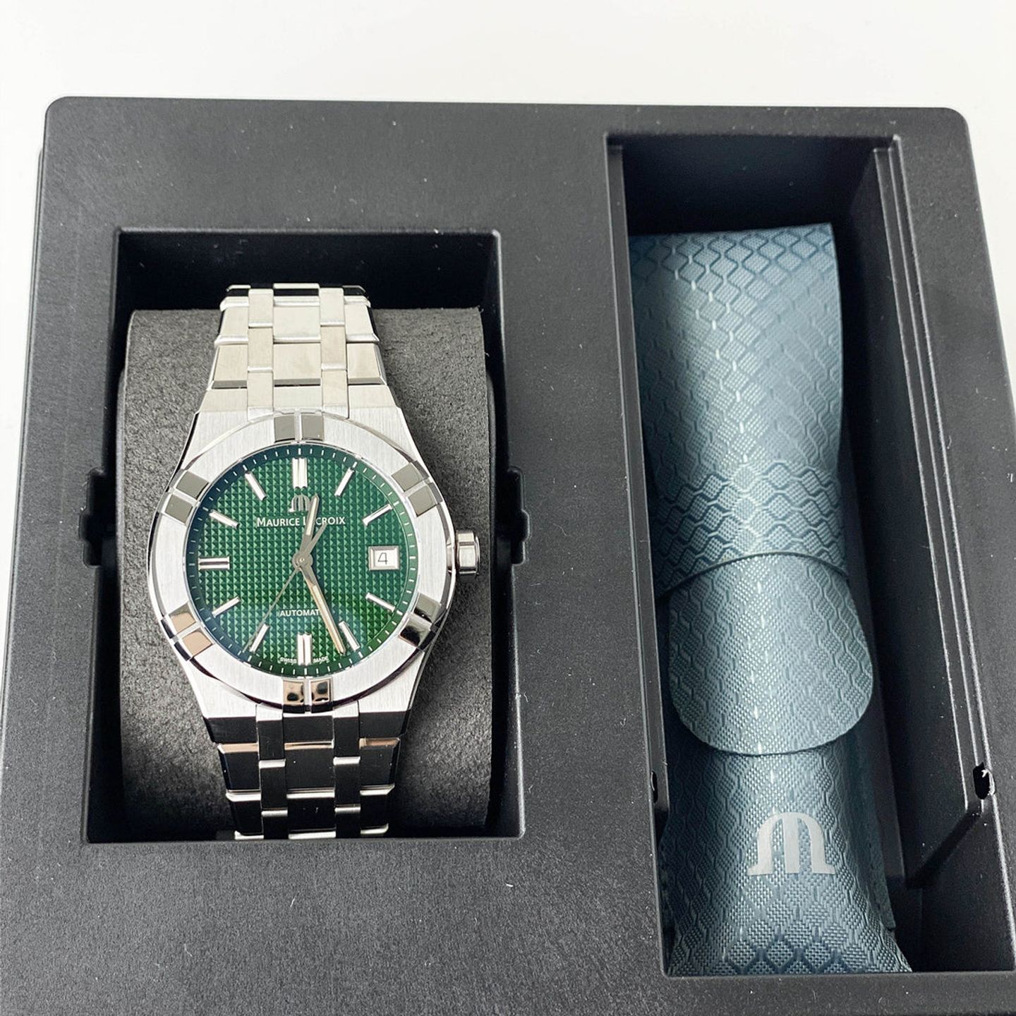 Maurice Lacroix Aikon AI6007-SS002-630-1 (2023) - Green dial 39 mm Steel case (2/5)