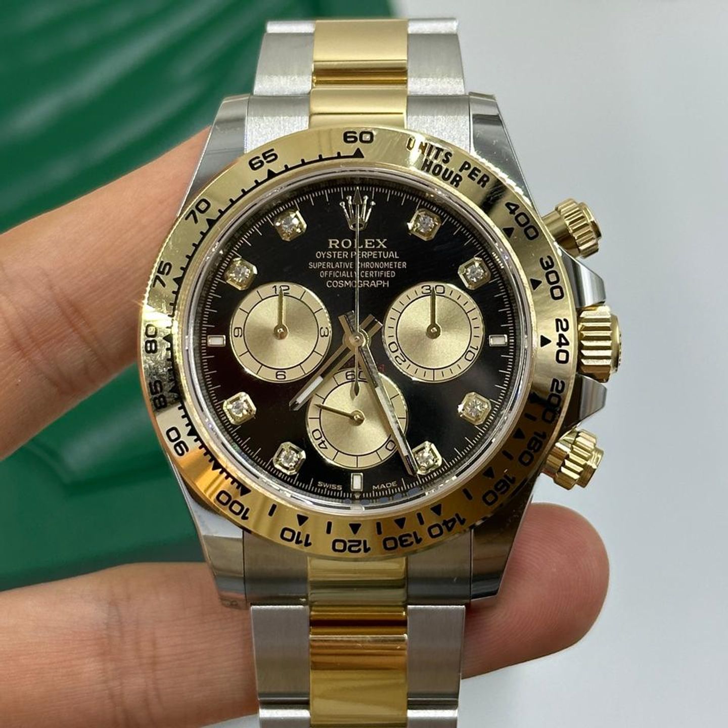 Rolex Daytona 126503 (2026) - Black dial 40 mm Gold/Steel case (2/10)