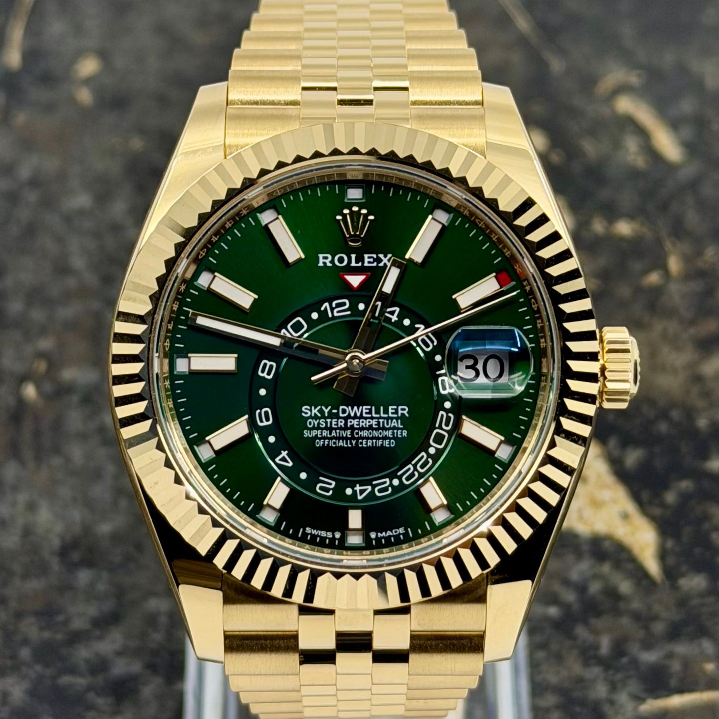 Rolex Sky-Dweller 336938 (2026) - Green dial 42 mm Yellow Gold case (2/8)