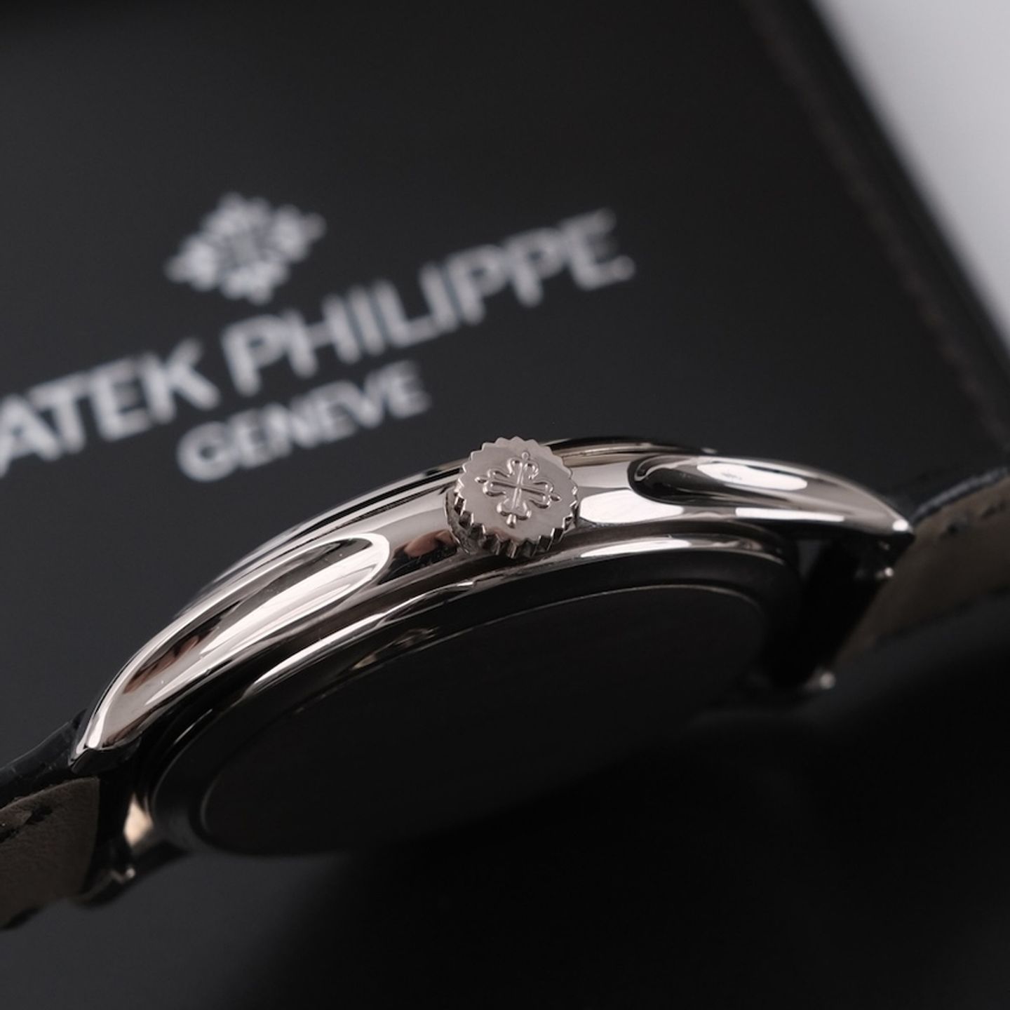 Patek Philippe Calatrava 5227G-010 - (8/8)