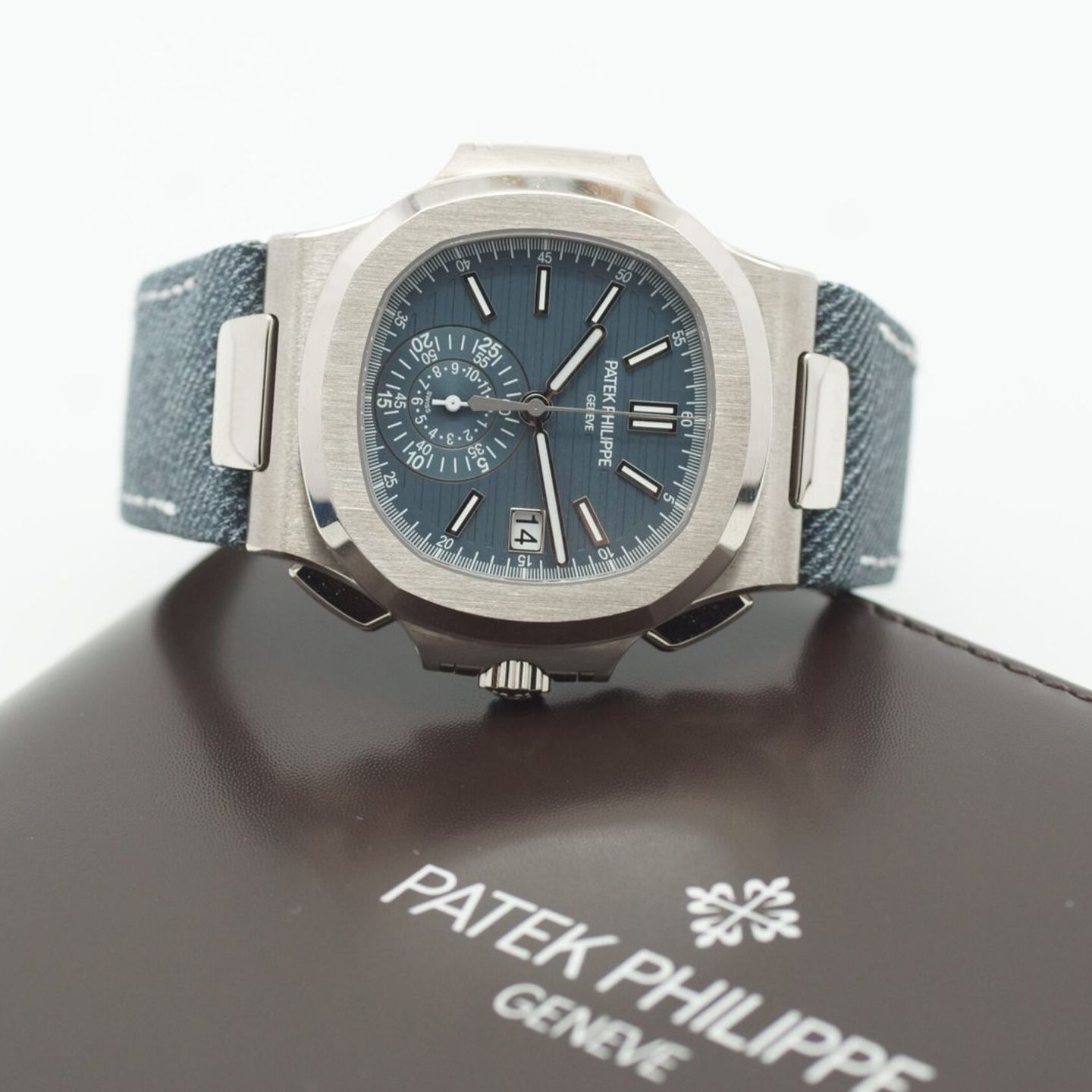 Patek Philippe Nautilus 5980 (2025) - 41mm (1/8)
