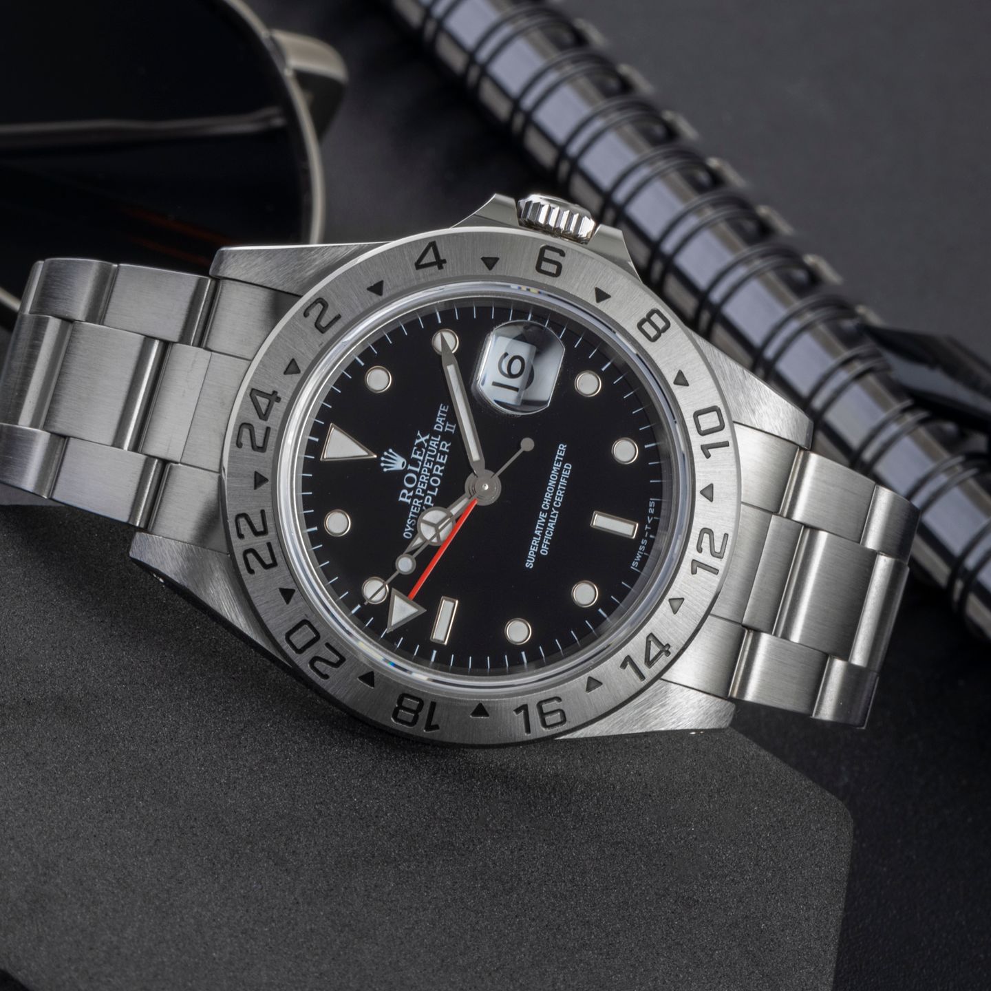 Rolex Explorer II 16570 (1995) - Black dial 40 mm Steel case (2/8)