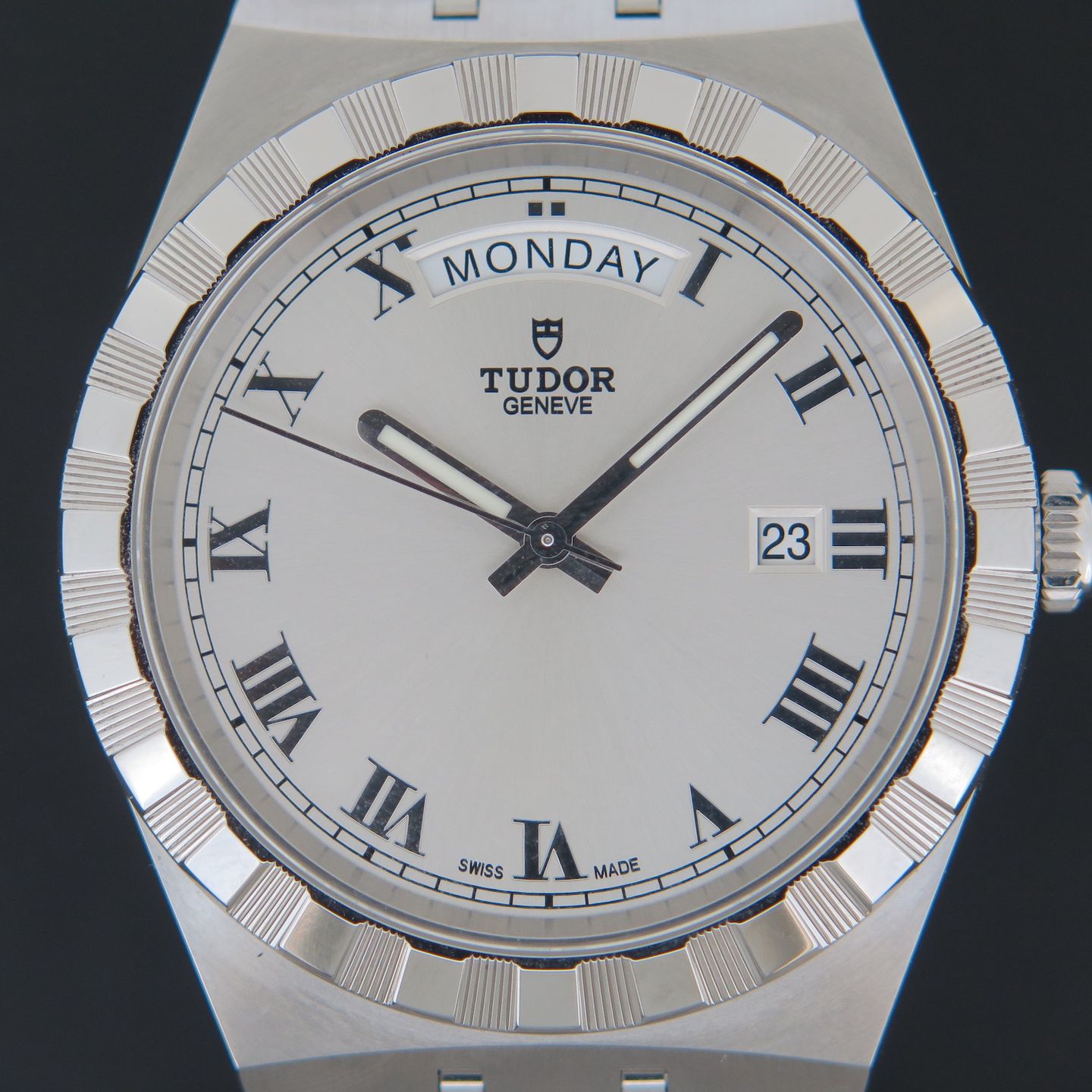 Tudor Royal 28600 (2023) - Silver dial 41 mm Steel case (2/6)