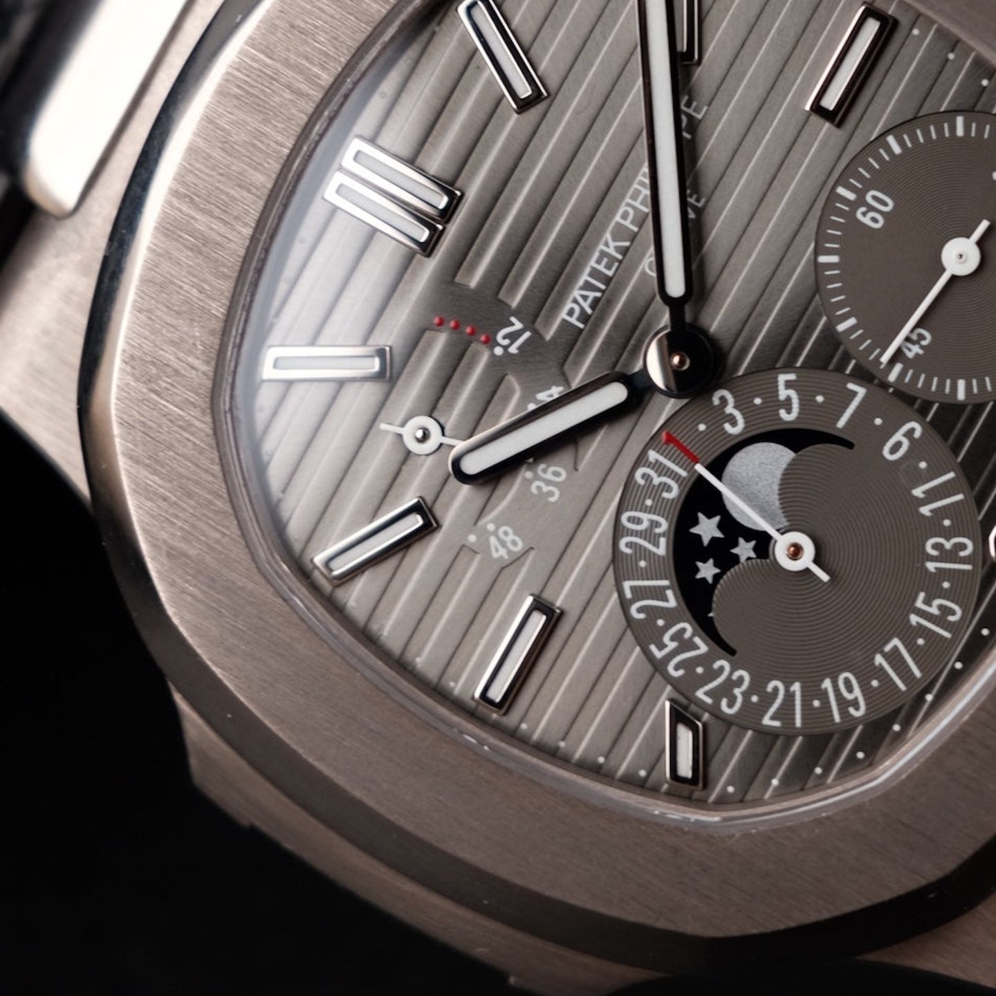 Patek Philippe Nautilus 5712G (2008) - Grey dial 40 mm White Gold case (3/8)