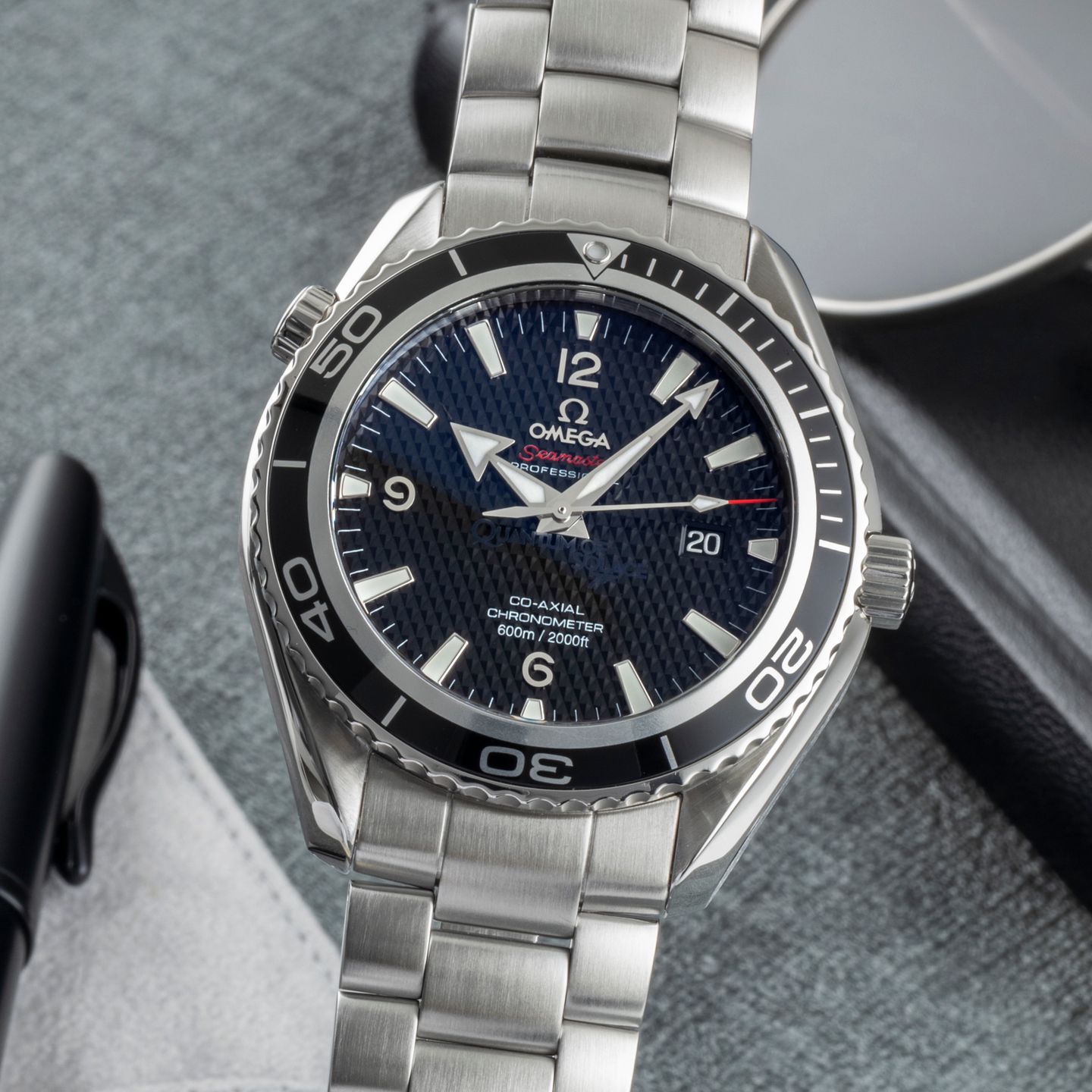 Omega Seamaster Planet Ocean 222.30.46.20.01.001 (Unknown (random serial)) - Black dial 46 mm Steel case (3/8)