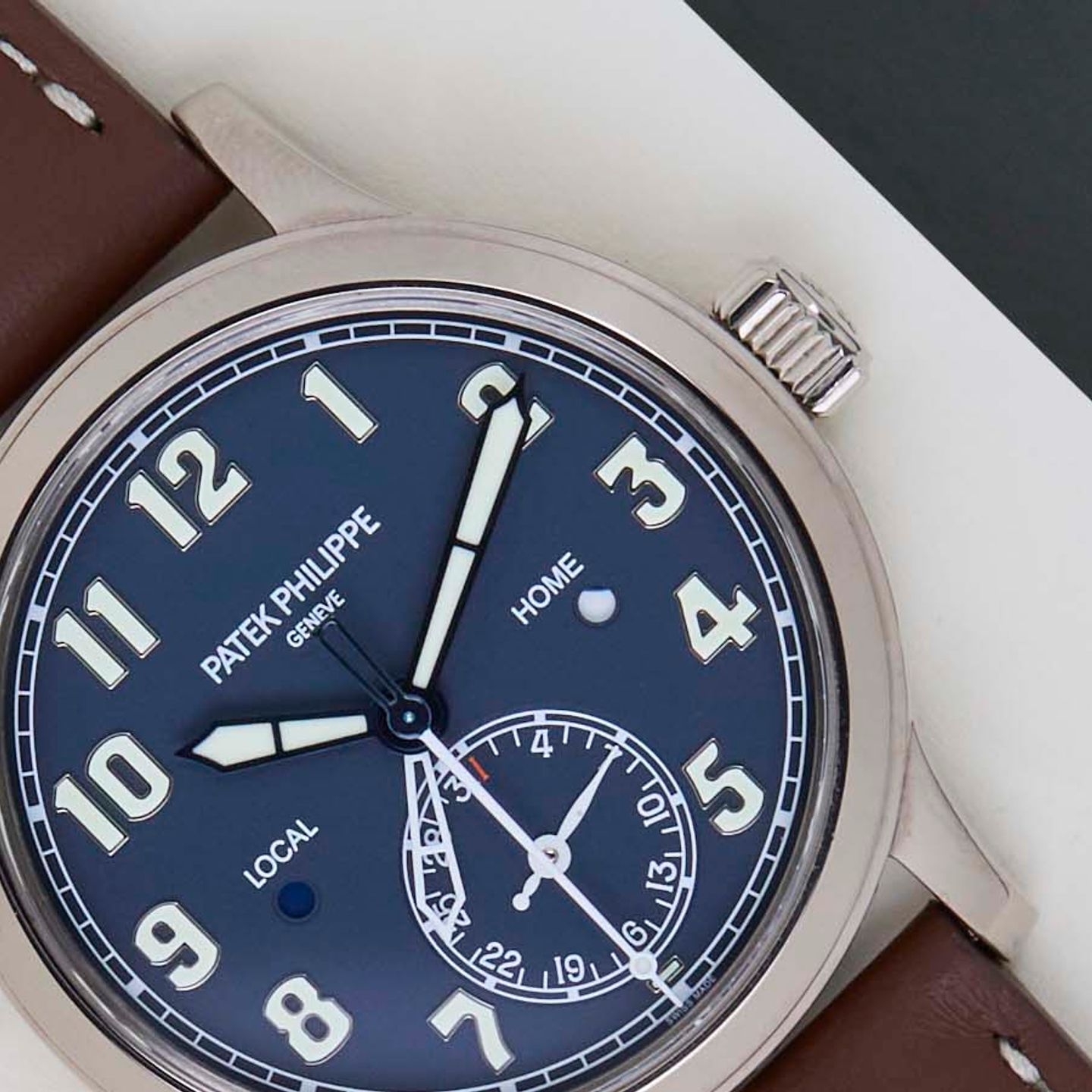Patek Philippe Calatrava 7234G-001 (2020) - Blue dial 38 mm White Gold case (3/8)