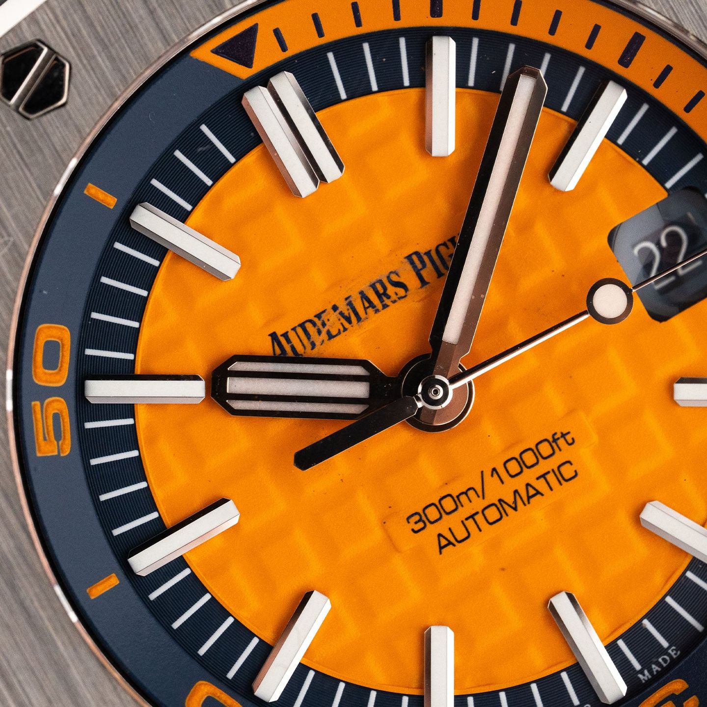 Audemars Piguet Royal Oak Offshore Diver 15710ST.OO.A070CA.01 (Unknown (random serial)) - Orange dial 42 mm Steel case (3/8)