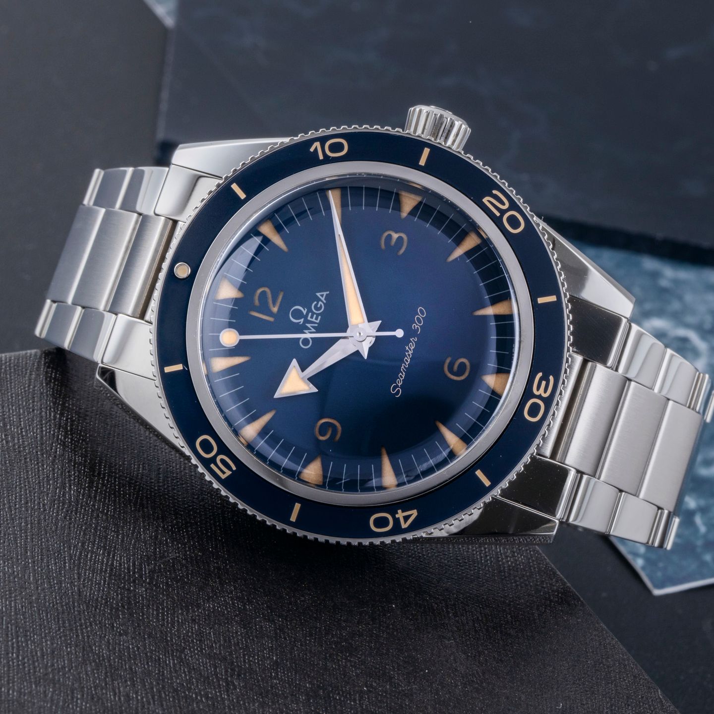 Omega Seamaster 300 234.30.41.21.03.001 - (2/8)