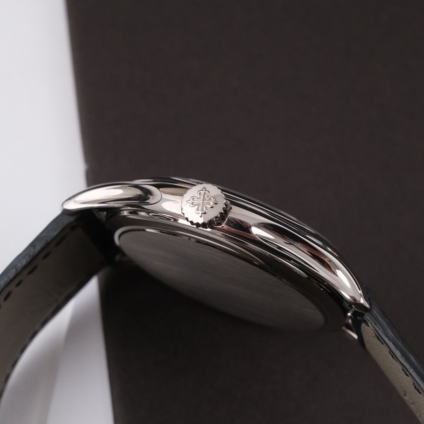 Patek Philippe Calatrava 5227G-001 (2019) - Beige dial 39 mm White Gold case (5/8)