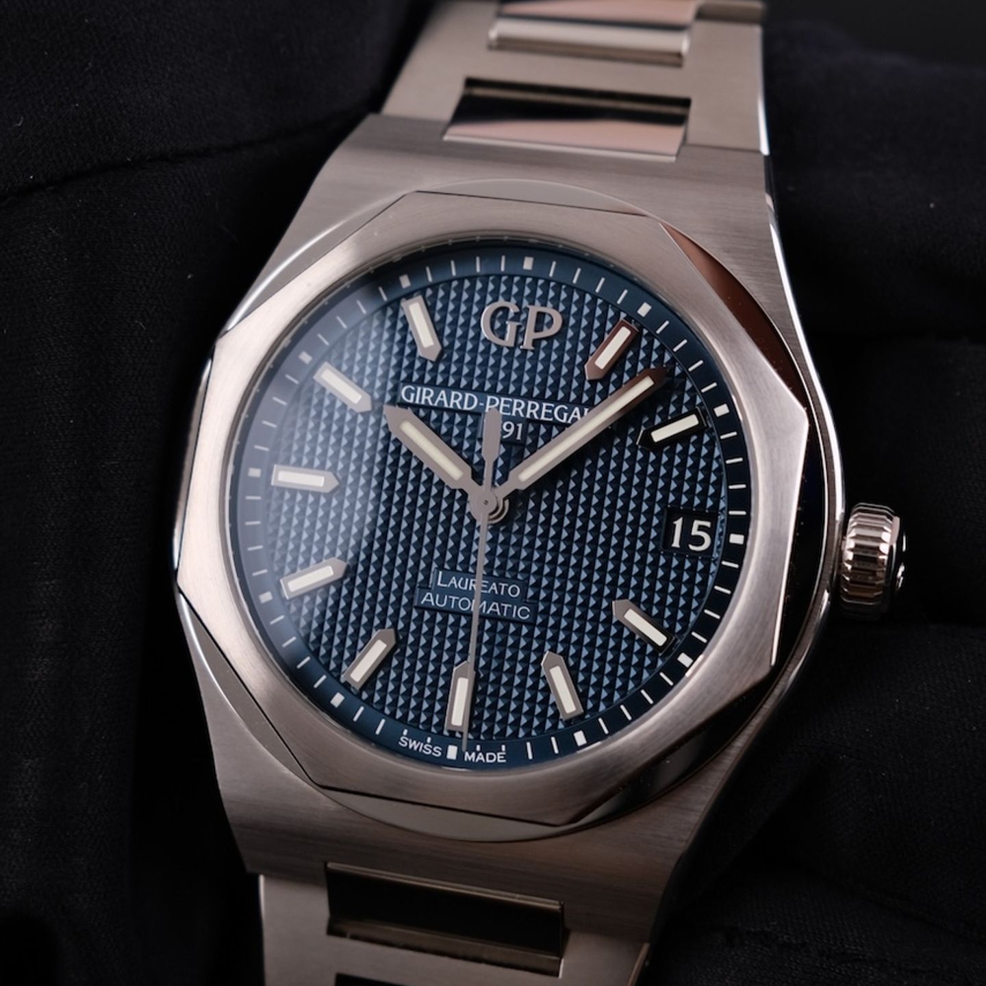 Girard-Perregaux Laureato 81010-11-431-11A (2021) - Blue dial 43 mm Steel case (2/8)