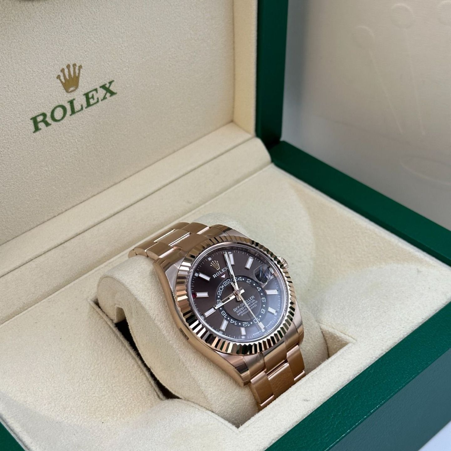 Rolex Sky-Dweller 336935 (2024) - Brown dial 42 mm Rose Gold case (3/8)