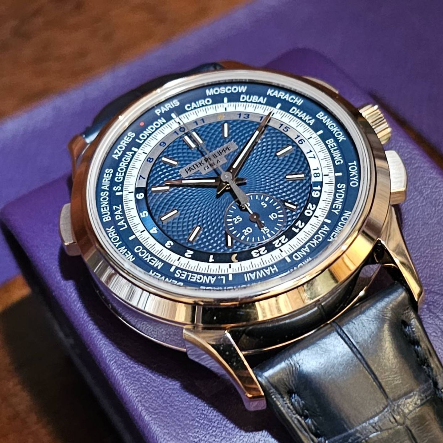 Patek Philippe World Time Chronograph 5930G-010 (2022) - Blauw wijzerplaat 39mm Witgoud (2/5)