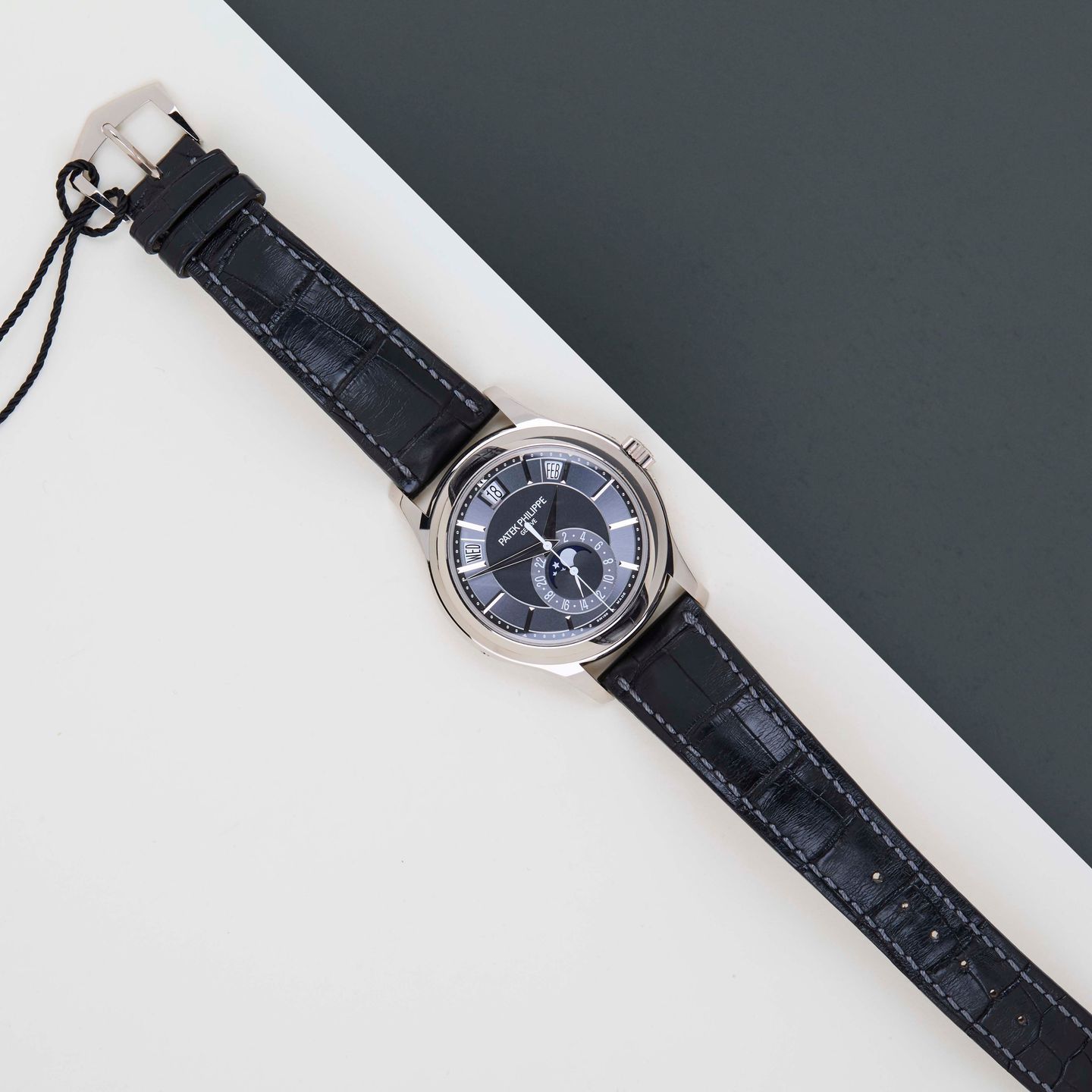 Patek Philippe Annual Calendar 5205G-010 (2017) - Black dial 40 mm White Gold case (2/8)