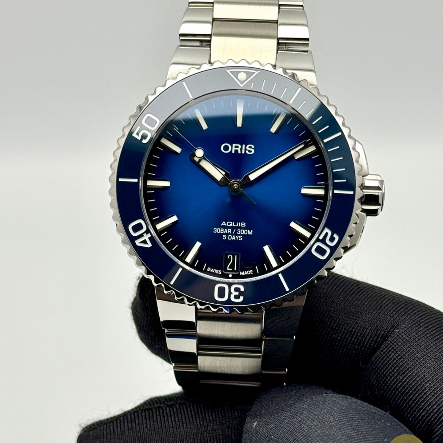 Oris Aquis Date 01 400 7769 4135-07 8 22 09PEB (2025) - Blue dial 42 mm Steel case (3/8)