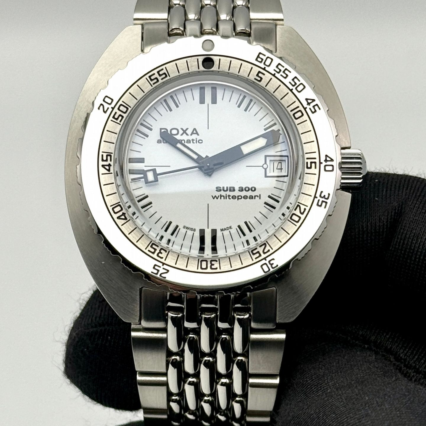 Doxa Sub 821.10.011.10 (2025) - White dial 43 mm Steel case (3/8)