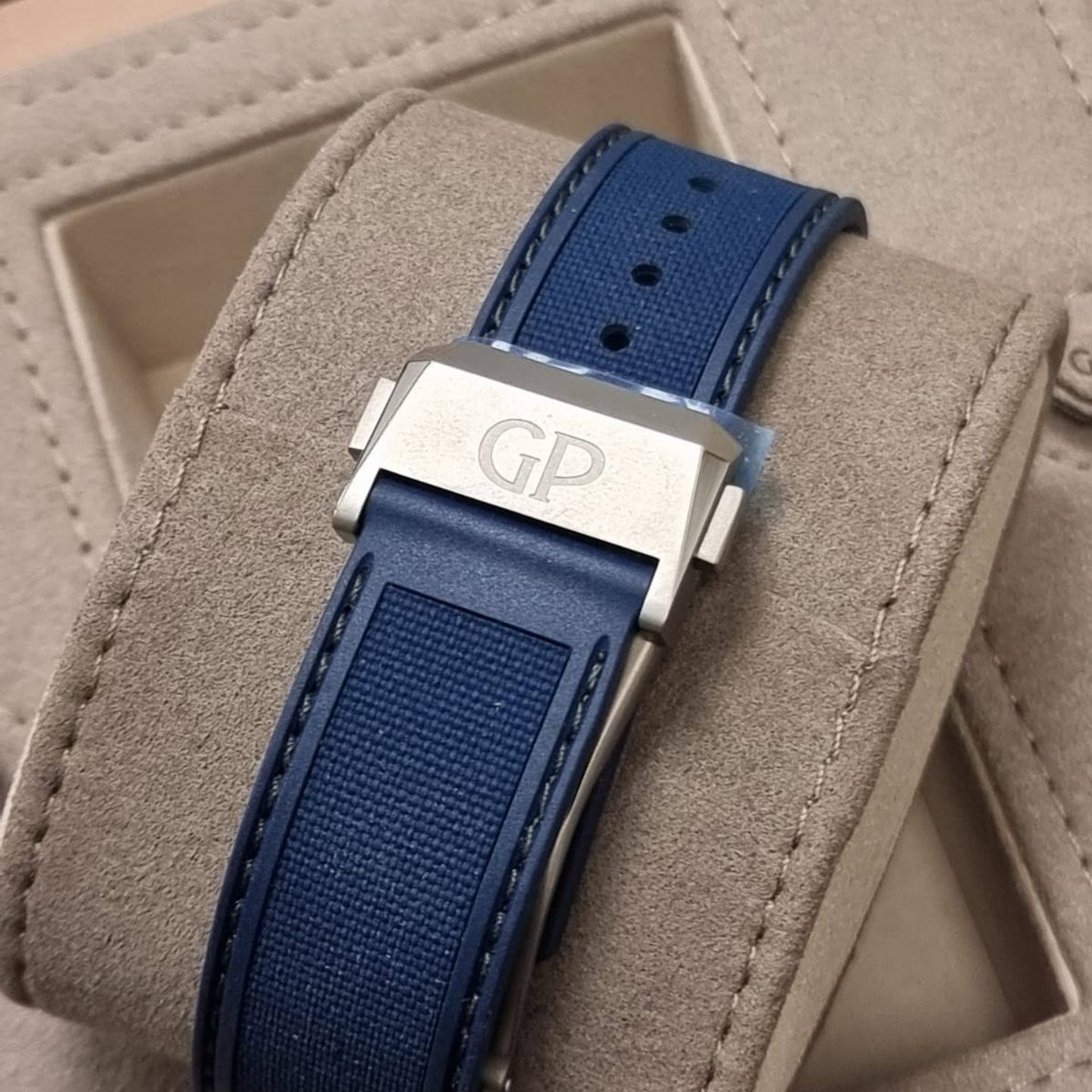 Girard-Perregaux Laureato 81070-21-002-FB6A (2022) - Blue dial 44 mm Titanium case (3/6)