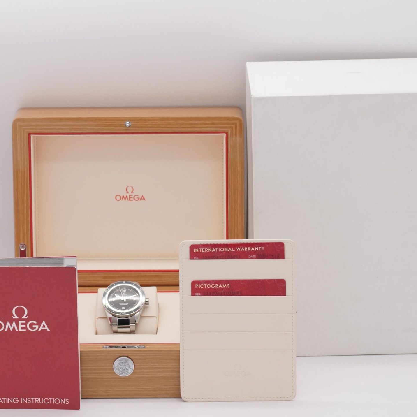 Omega Seamaster 300 233.30.41.21.01.001 (2019) - Black dial 41 mm Steel case (2/8)