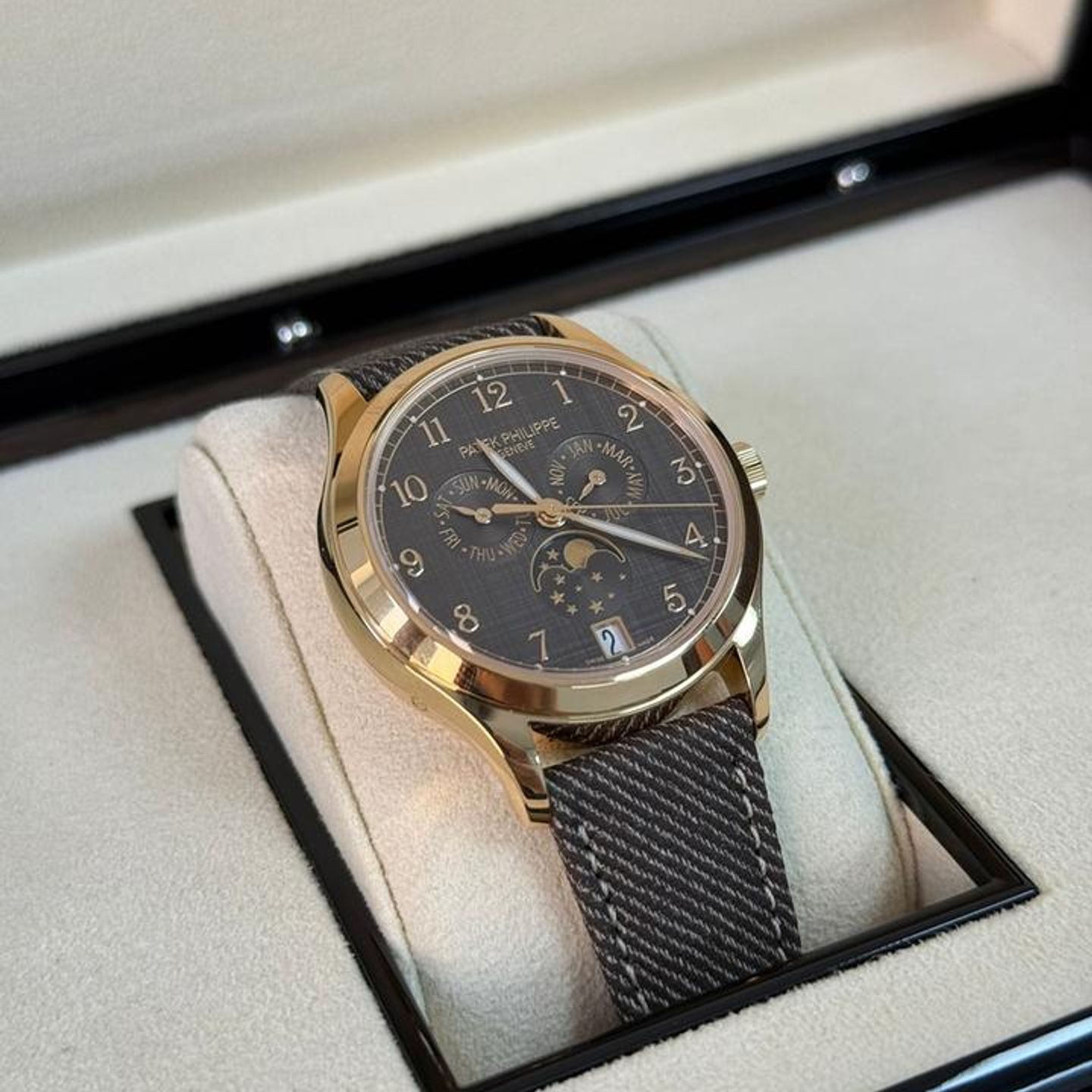 Patek Philippe Complications 4946R-001 (2025) - 38mm Roségoud (1/10)