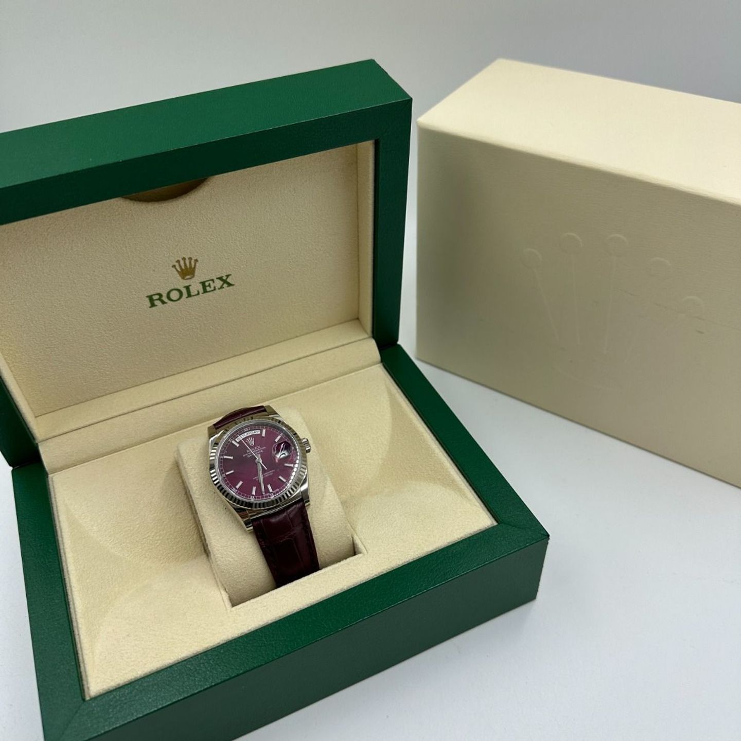 Rolex Day-Date 36 118139 (2023) - Rood wijzerplaat 36mm Witgoud (3/8)