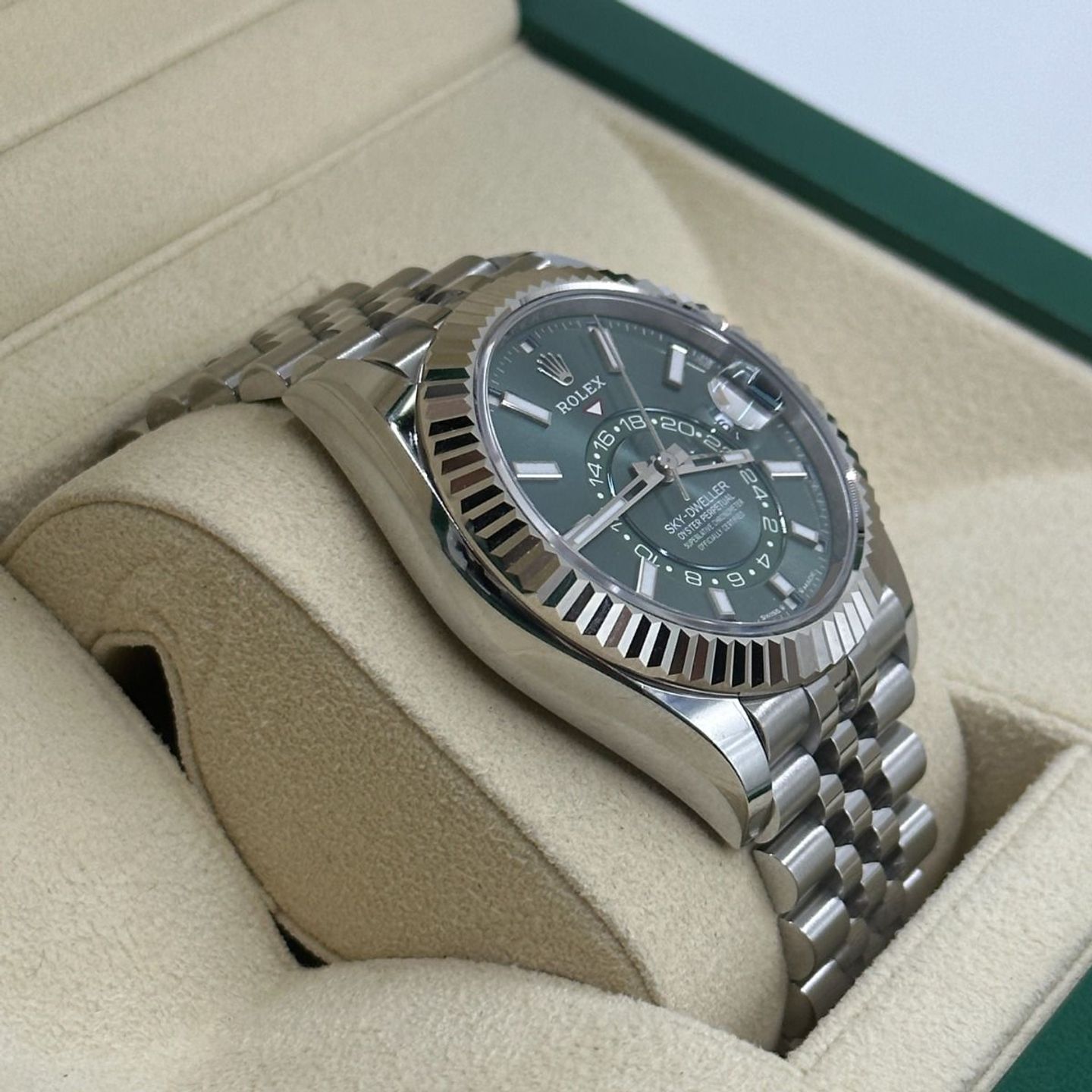 Rolex Sky-Dweller 336934 (2024) - Groen wijzerplaat 42mm Goud/Staal (7/8)