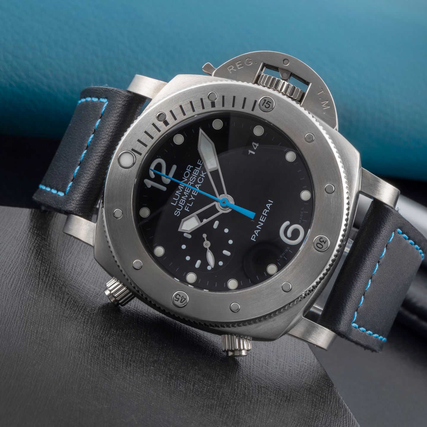 Panerai Luminor Submersible 1950 3 Days Automatic PAM00614 (Unknown (random serial)) - Black dial 47 mm Titanium case (2/8)