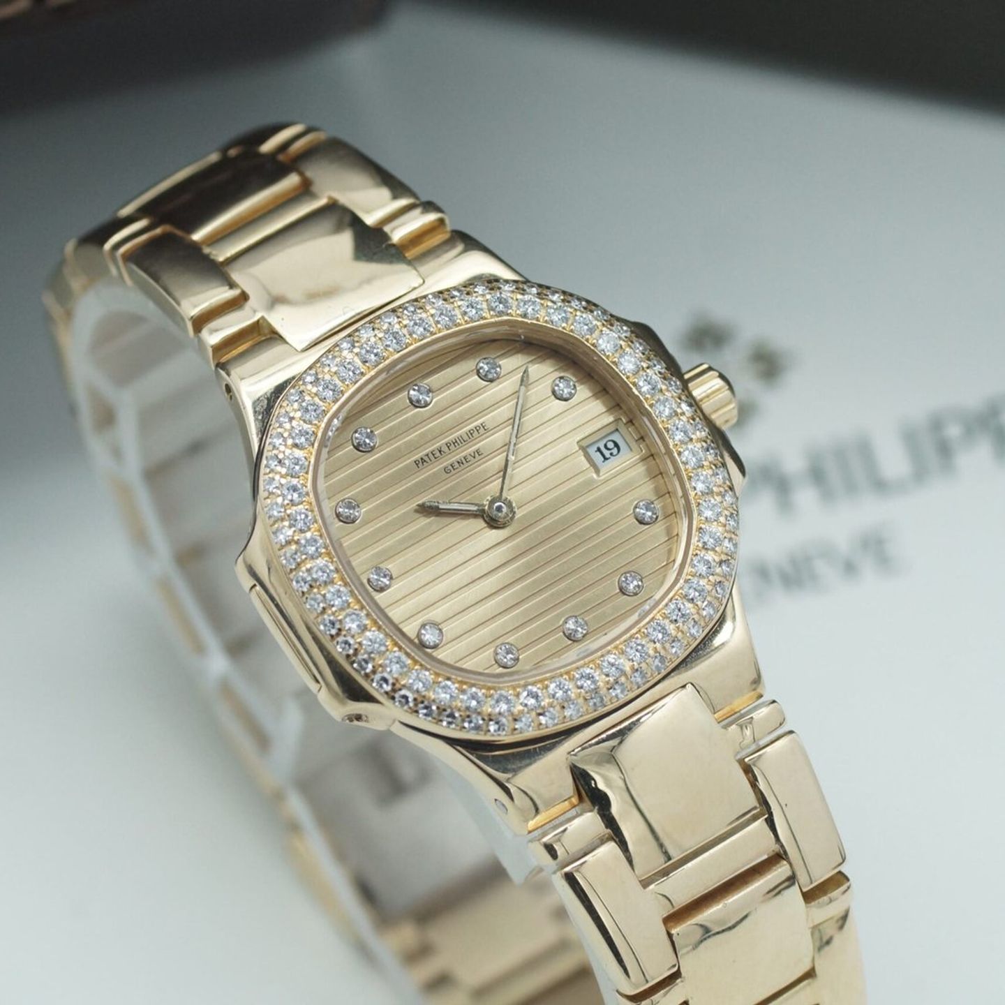 Patek Philippe Nautilus 4700/54 (1991) - Champagne dial 27 mm Yellow Gold case (1/8)