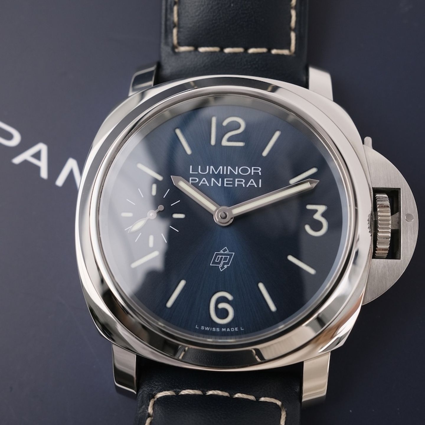 Panerai Luminor PAM01085 (2025) - Blue dial 44 mm Steel case (2/8)