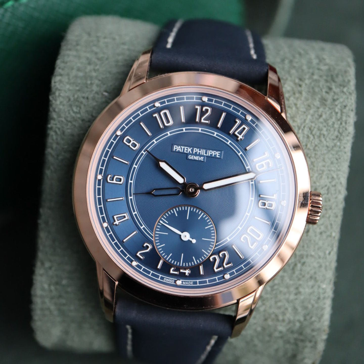 Patek Philippe Calatrava 5224R (2024) - Blauw wijzerplaat 42mm Roségoud (2/2)