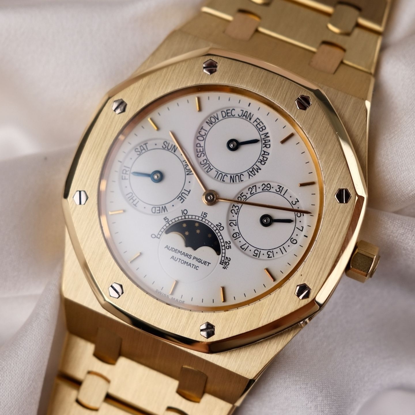 Audemars Piguet Jules Audemars 25919BC.OO.D002CR.02 (1993) - Black dial 39 mm White Gold case (5/8)