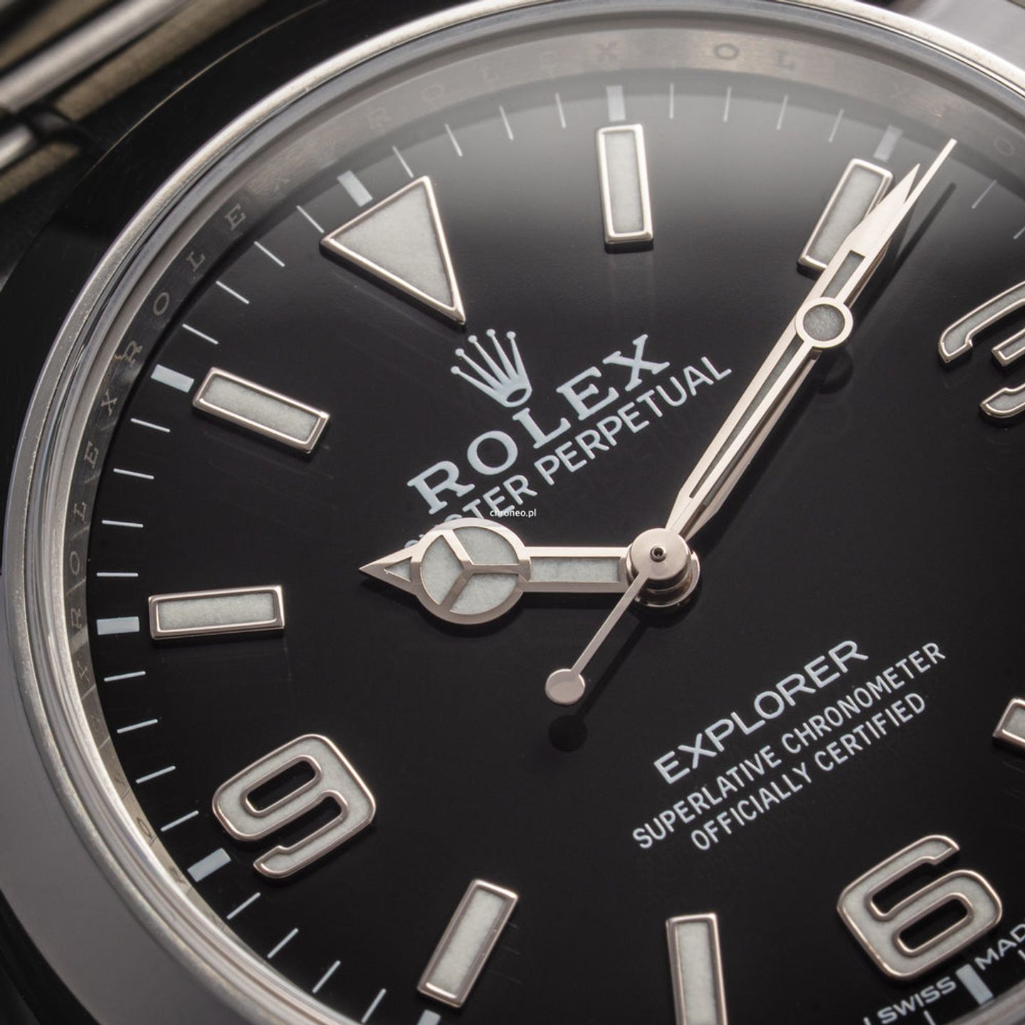 Rolex Explorer 214270 (2017) - Black dial 39 mm Steel case (2/8)