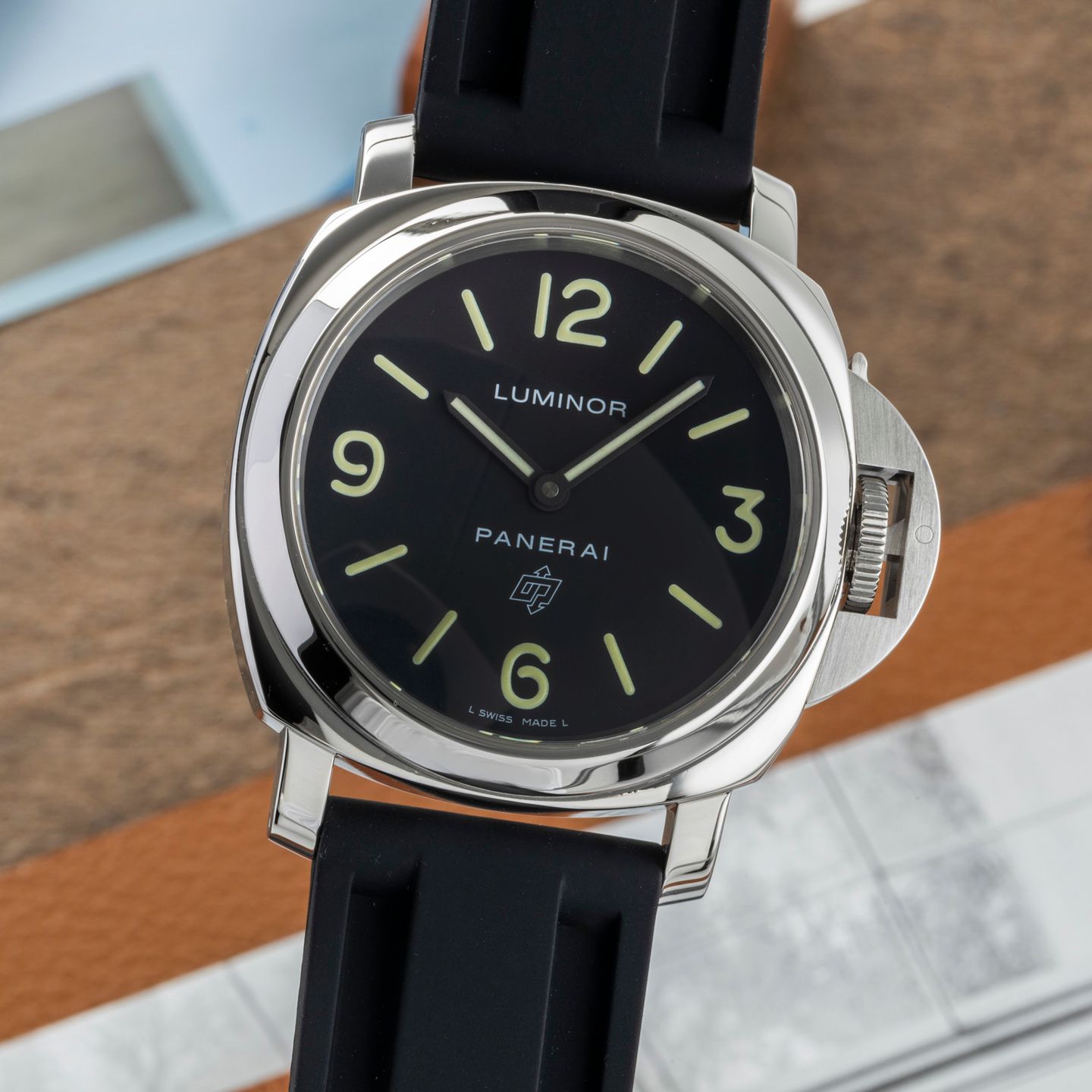 Panerai Luminor Base Logo PAM01000 (2018) - Black dial 44 mm Steel case (3/8)