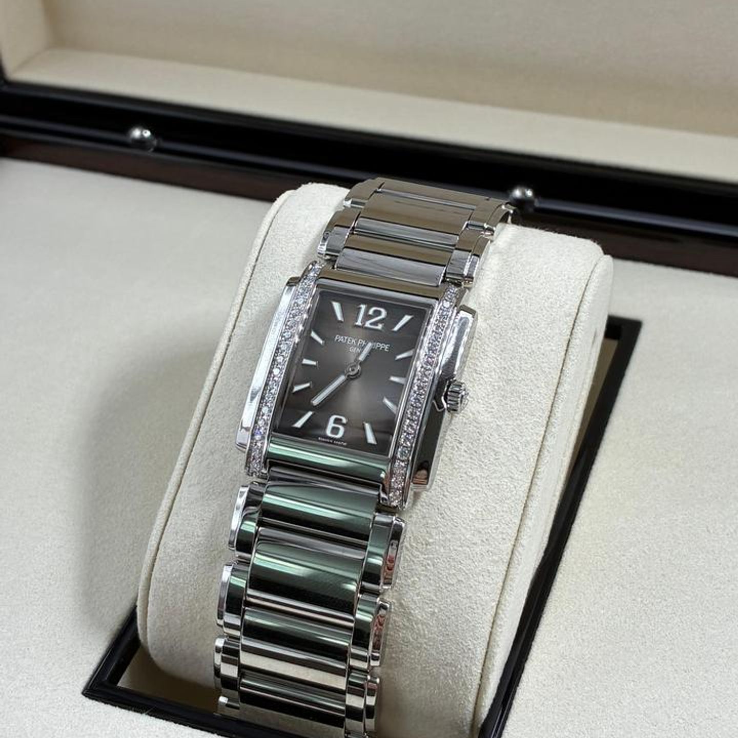 Patek Philippe Twenty~4 4910/1200A-010 (2025) - Grey dial 30 mm Steel case (2/9)