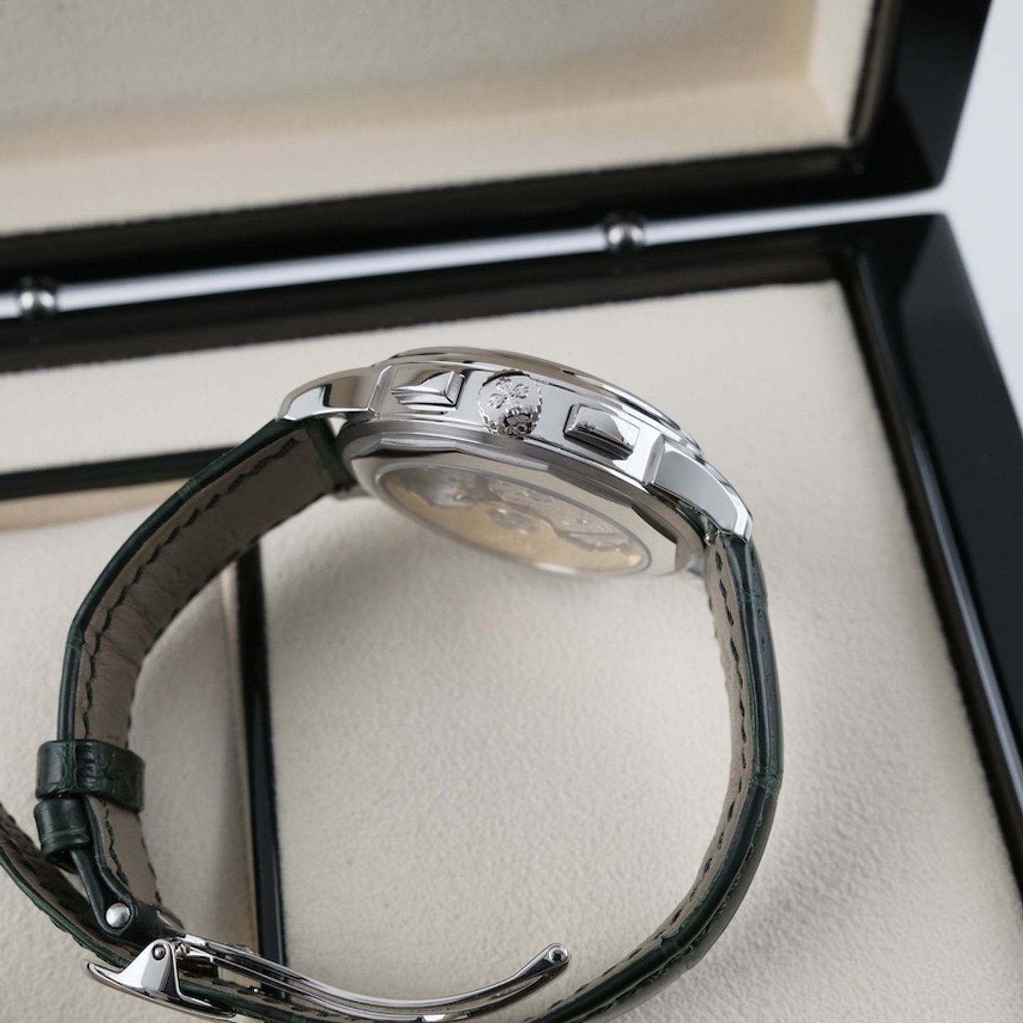 Patek Philippe World Time Chronograph 5930P-001 (2022) - Green dial 40 mm Platinum case (7/8)