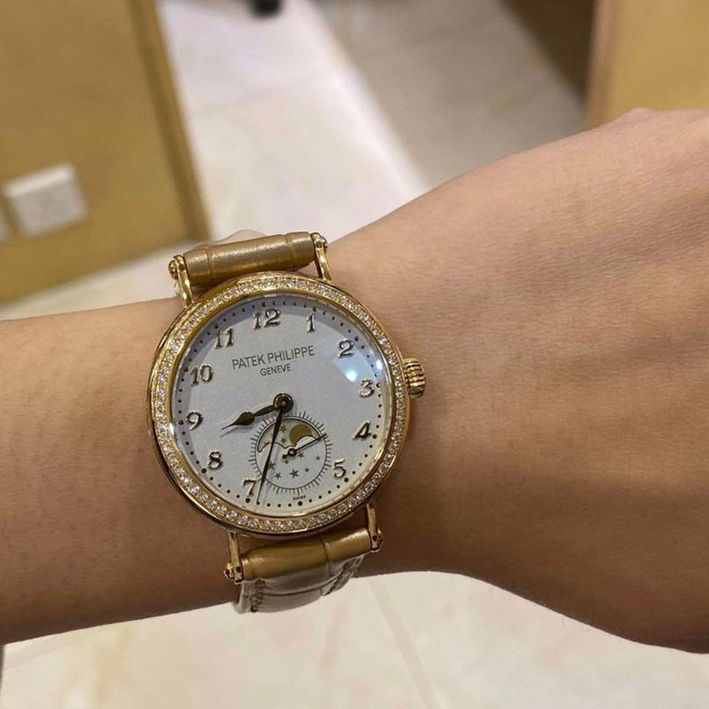 Patek Philippe Complications 7121J-001 (2025) - 33mm Geelgoud (1/1)