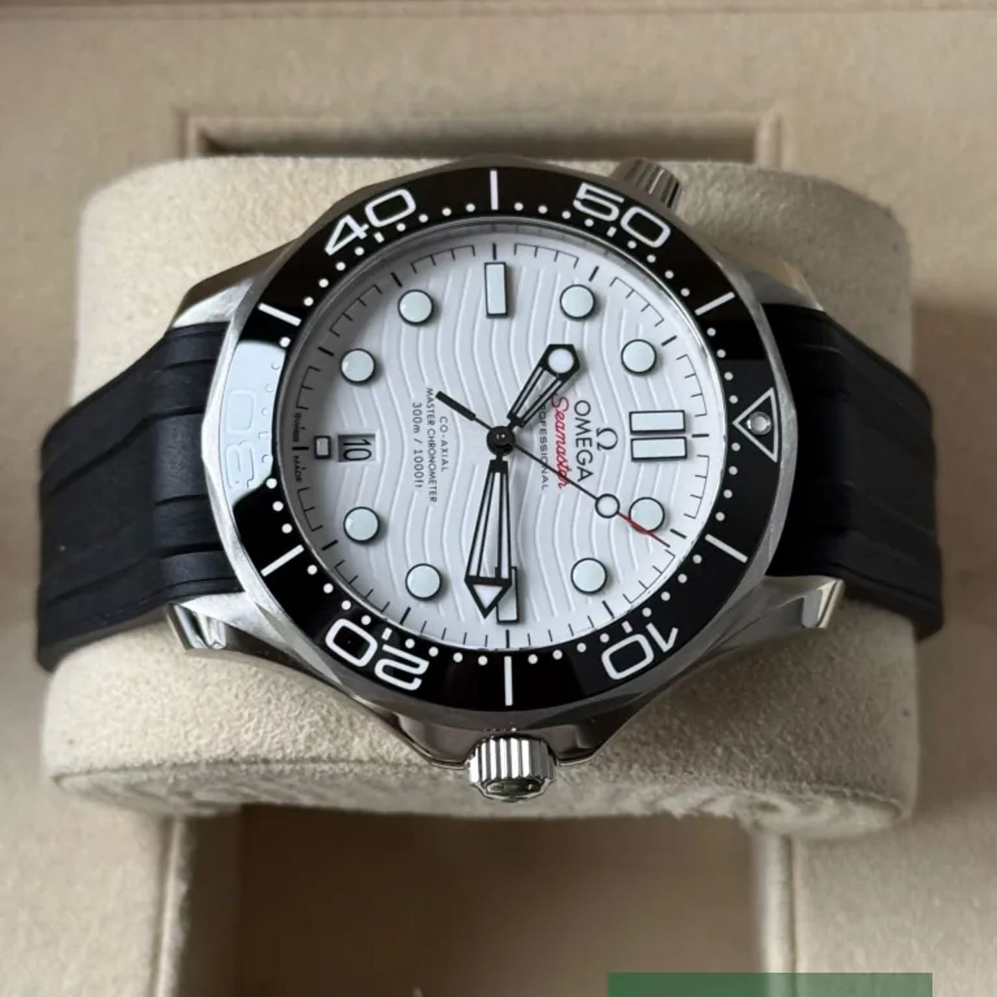 Omega Seamaster Diver 300 M 210.30.42.20.04.001 (2022) - White dial 42 mm Steel case (4/7)