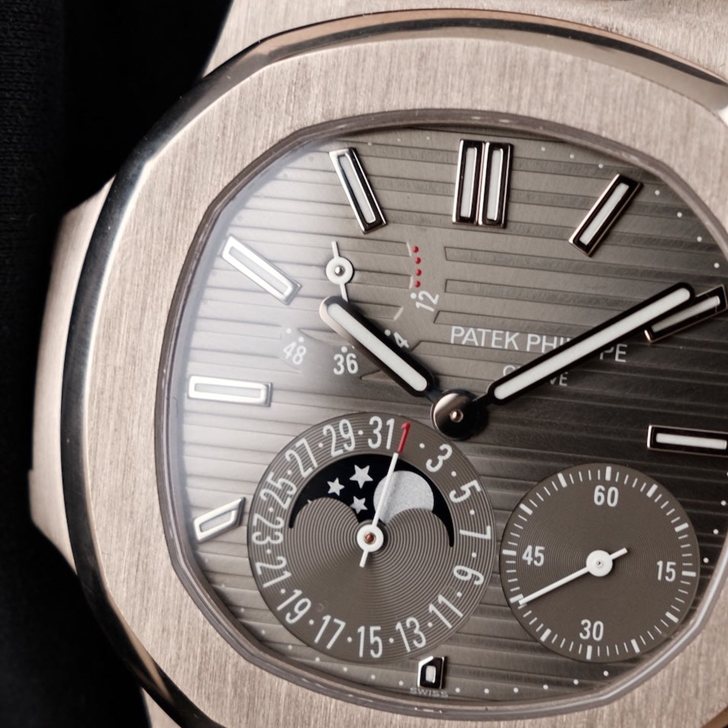 Patek Philippe Nautilus 5712G (2008) - Grijs wijzerplaat 40mm Witgoud (1/8)