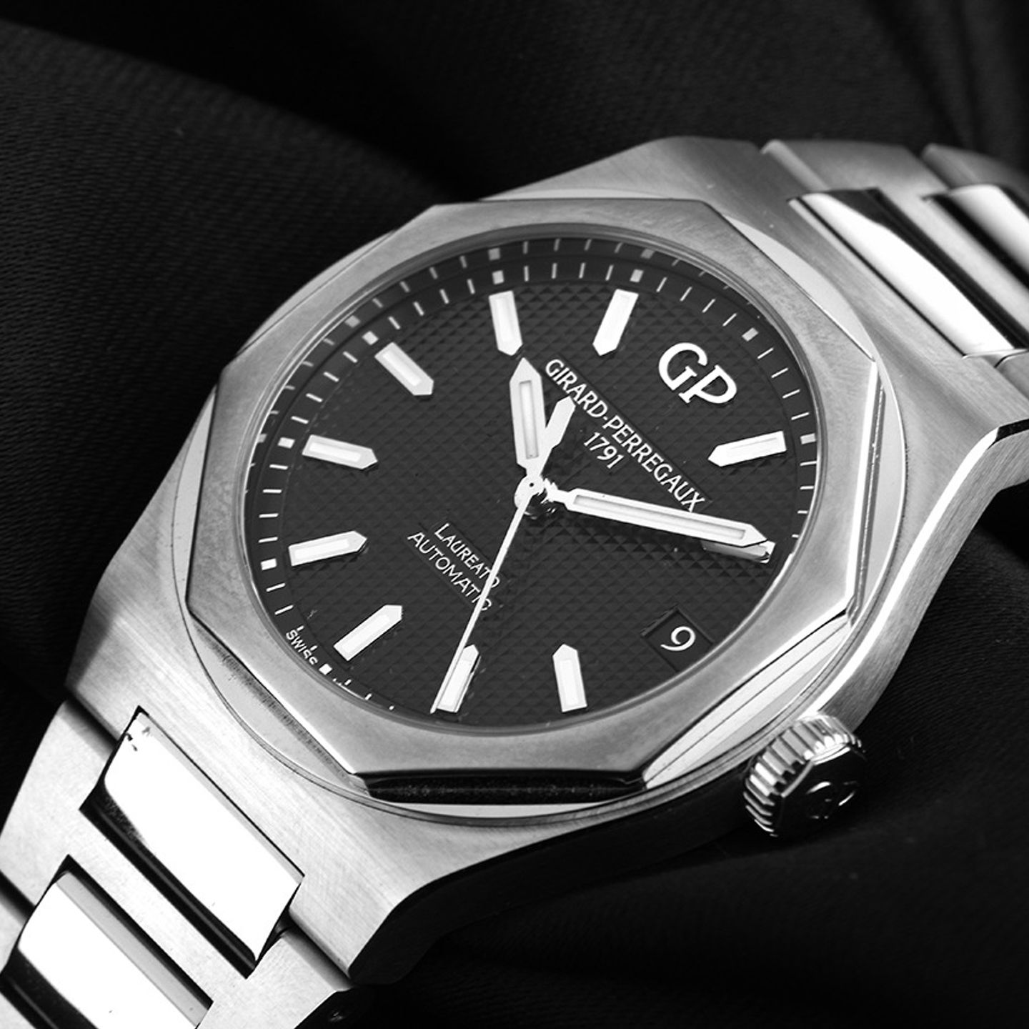 Girard-Perregaux Laureato 81010-11-634-11A (2025) - Black dial 43 mm Steel case (3/7)