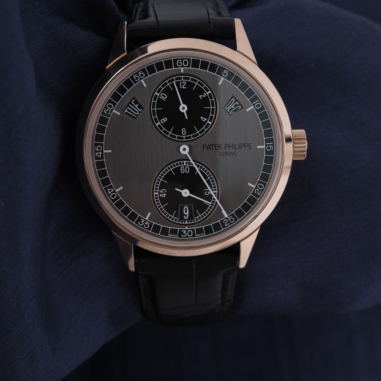 Patek Philippe Annual Calendar 5235/50R-001 (2022) - Zwart wijzerplaat 41mm Roségoud (2/8)