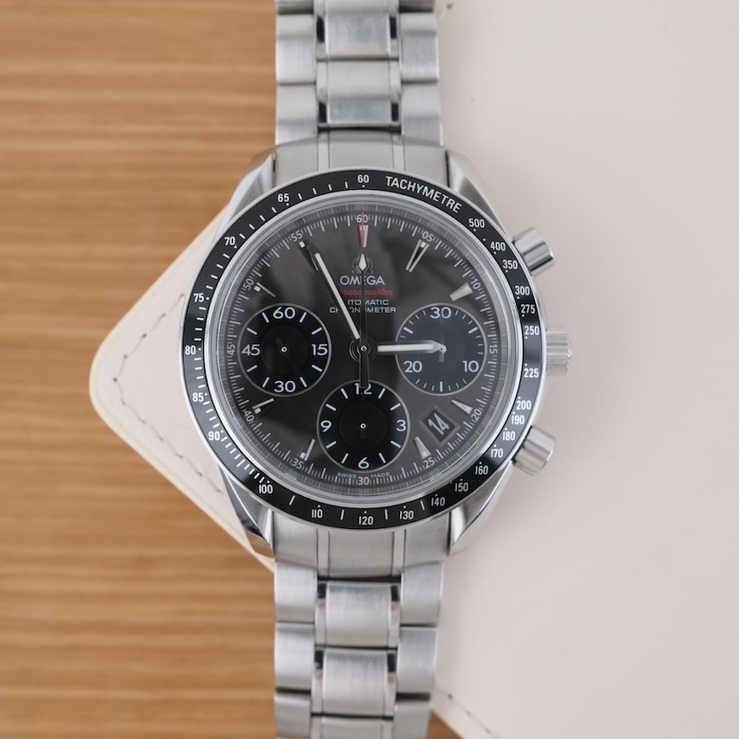 Omega Speedmaster Date 323.30.40.40.06.001 (2016) - Grey dial 40 mm Steel case (1/8)