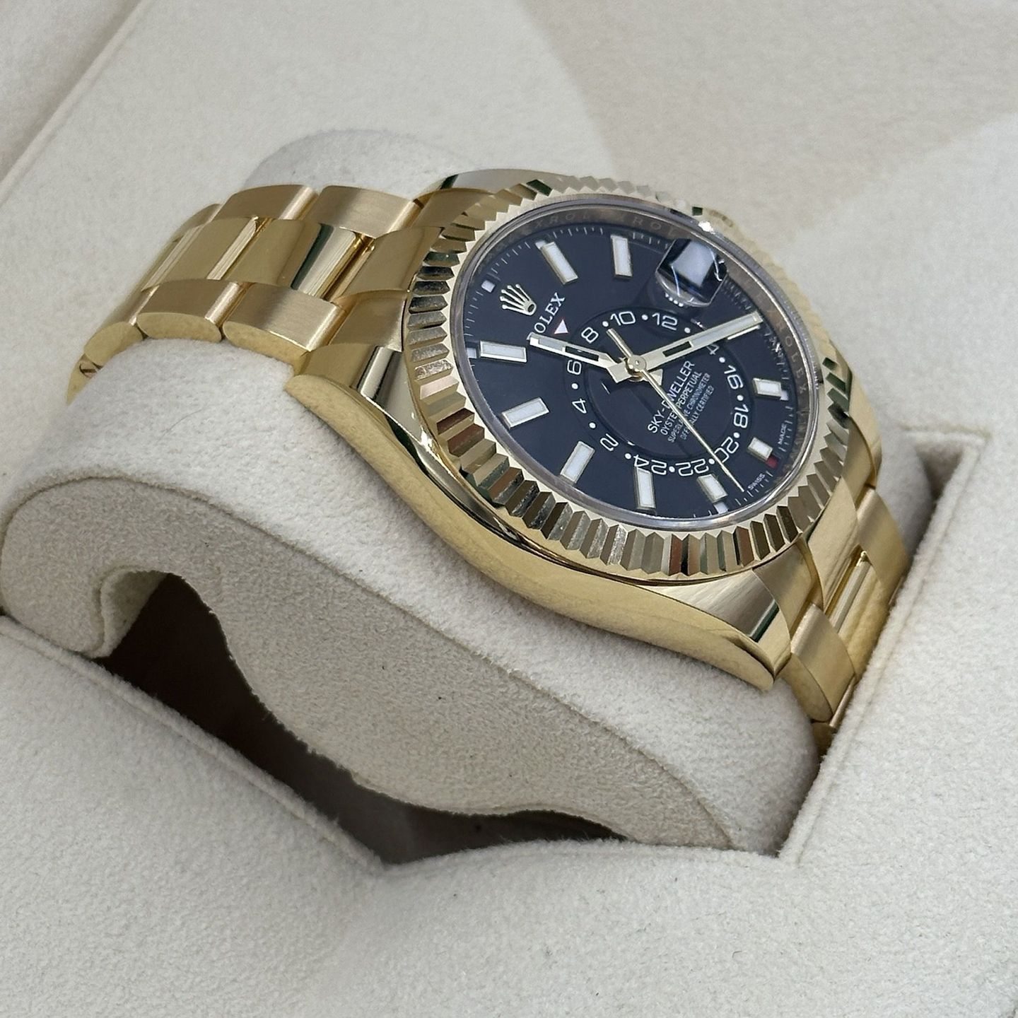 Rolex Sky-Dweller 326938 (Unknown (random serial)) - Black dial 42 mm Yellow Gold case (6/8)