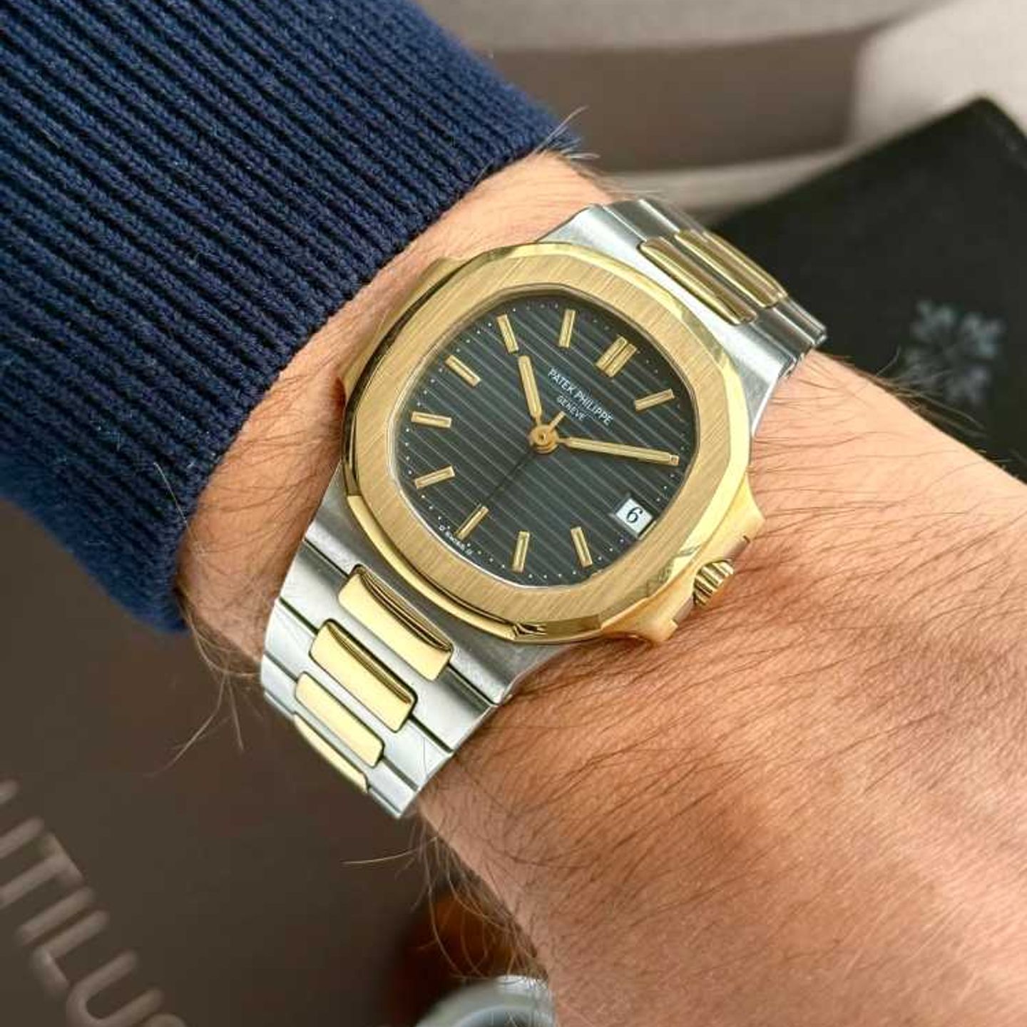 Patek Philippe Nautilus 3800 (Onbekend (willekeurig serienummer)) - Blauw wijzerplaat 37mm Goud/Staal (4/8)