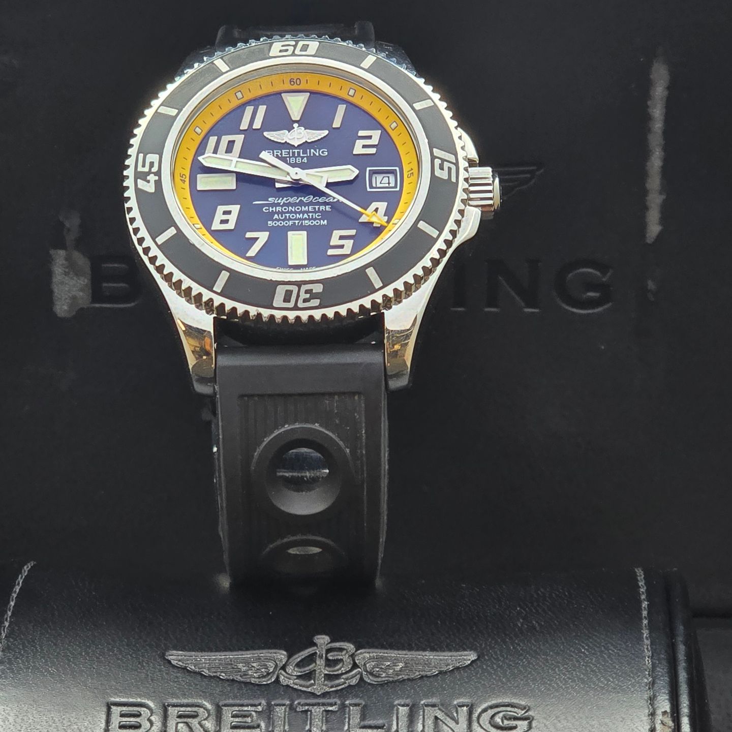 Breitling Superocean II 42 A17365 (Unknown (random serial)) - Black dial 42 mm Steel case (1/7)